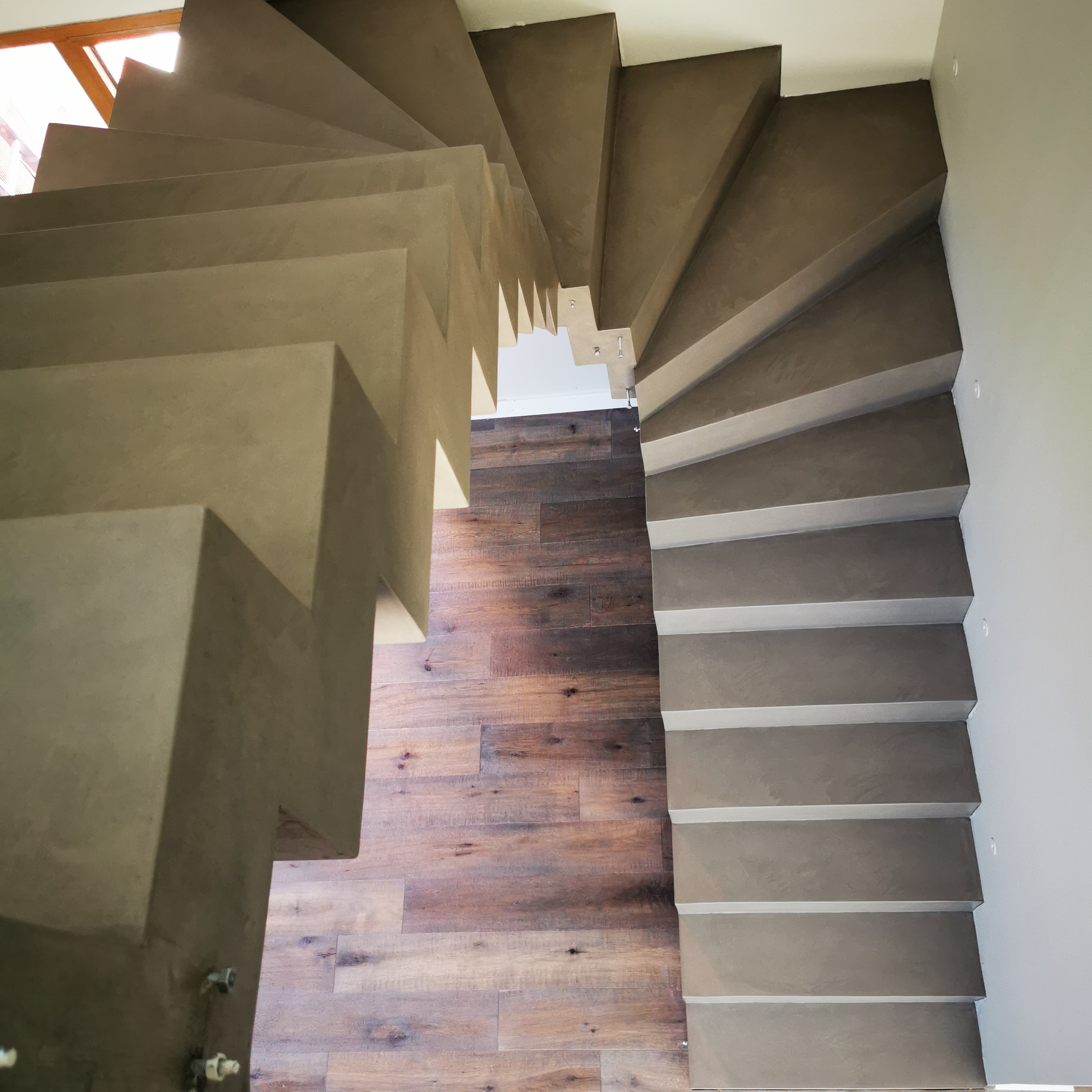 Moderniser son escalier avec un béton ciré