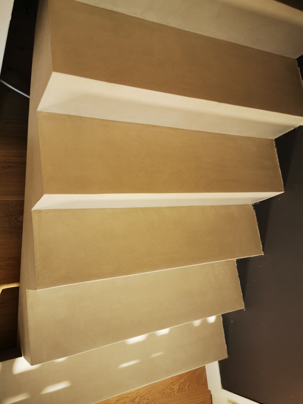Transformer un escalier en béton brut en un bel escalier en finition béton lissé.