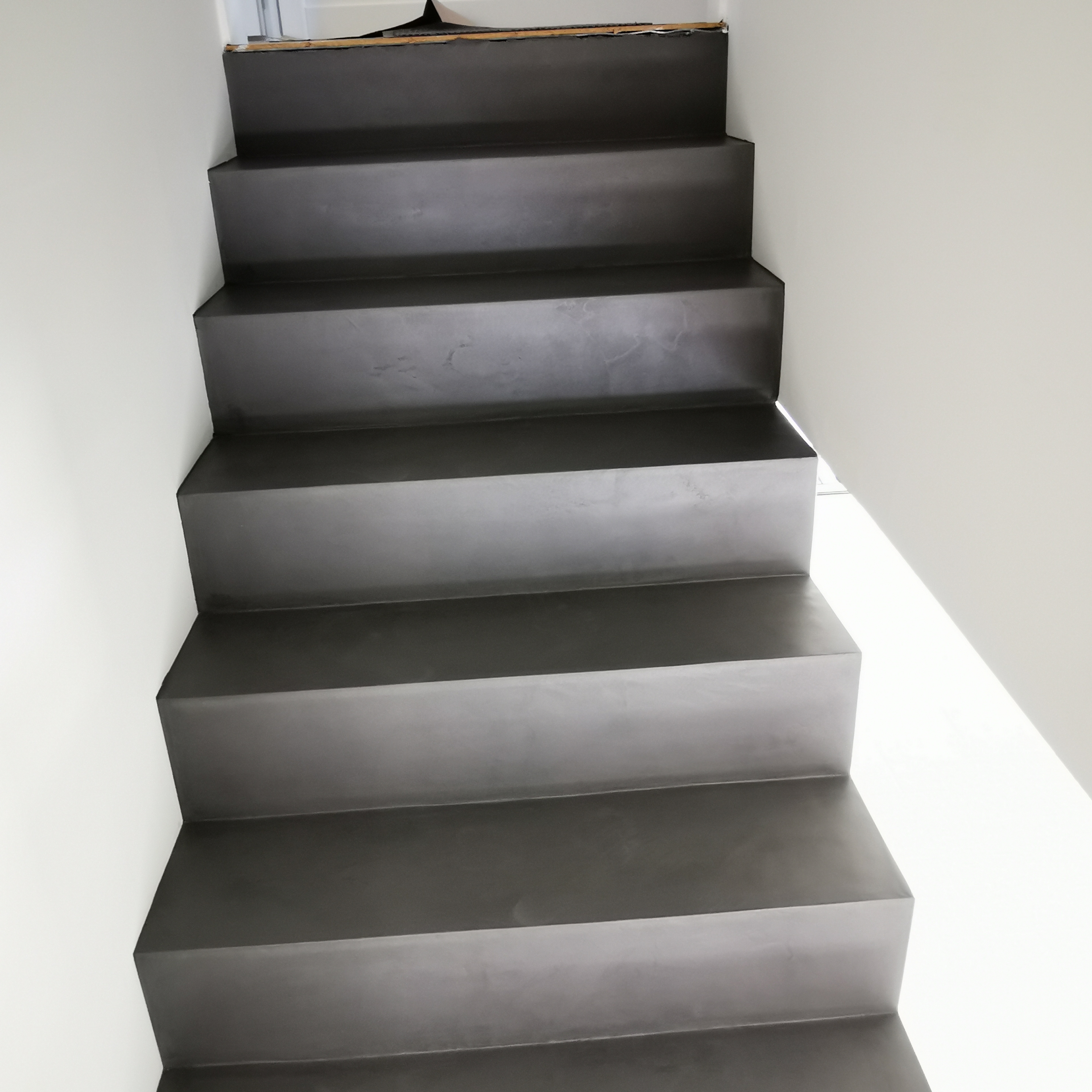 béton ciré d'un escalier béton couleur gris orbital . Réalisation à Saint-Aubin-de-Médoc proche de Bordeaux pour un particulier Yohan Salvador de scalinfinition33