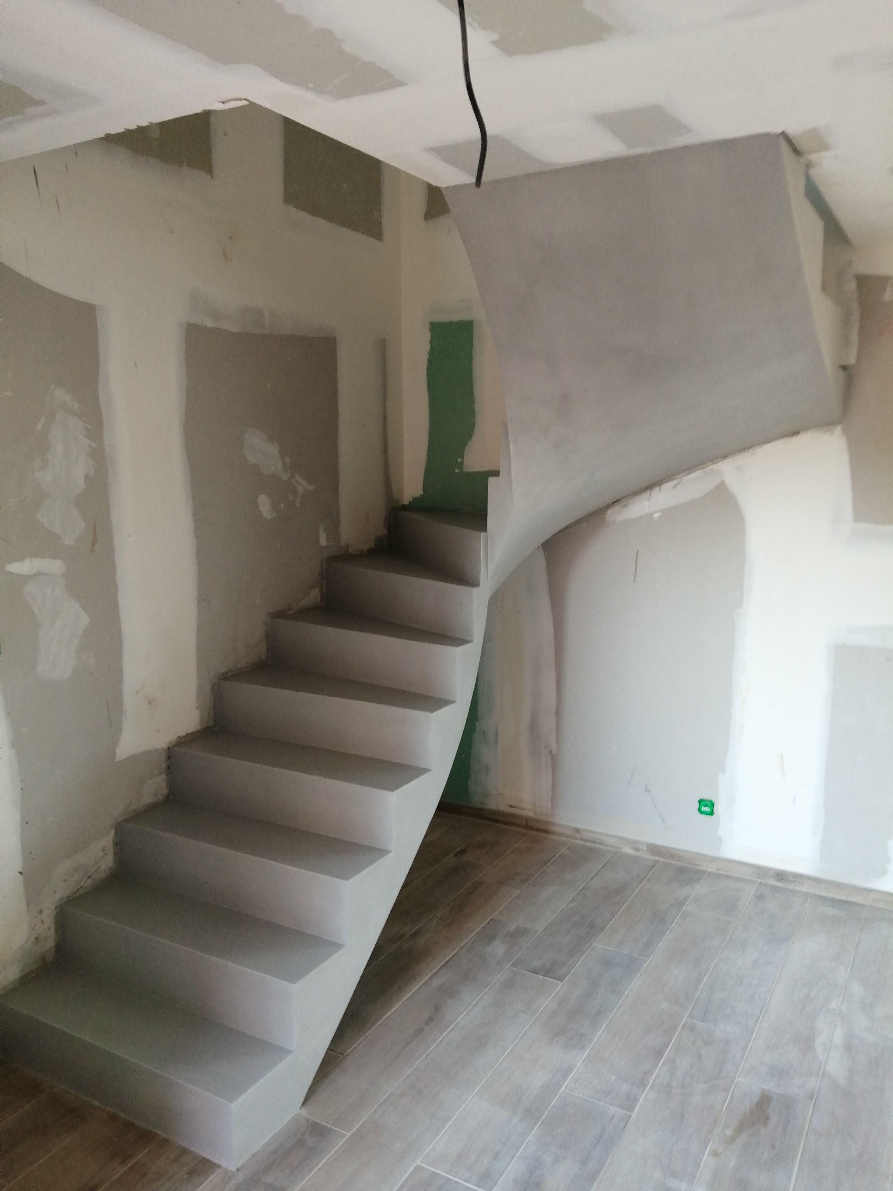 Escalier en béton cire gris dans un salon