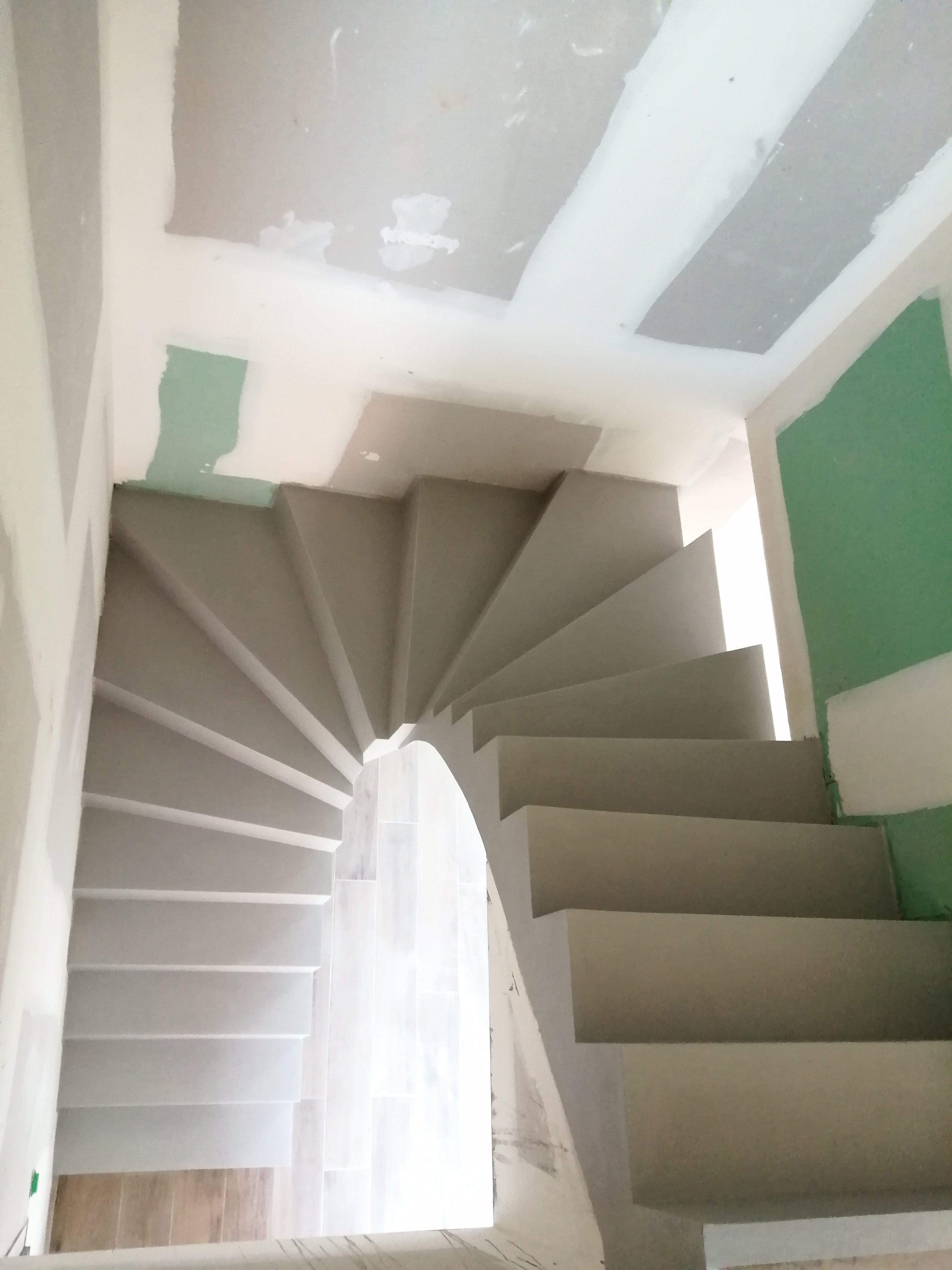 Exemple de réalisation d'un béton ciré sur un escalier béton brut