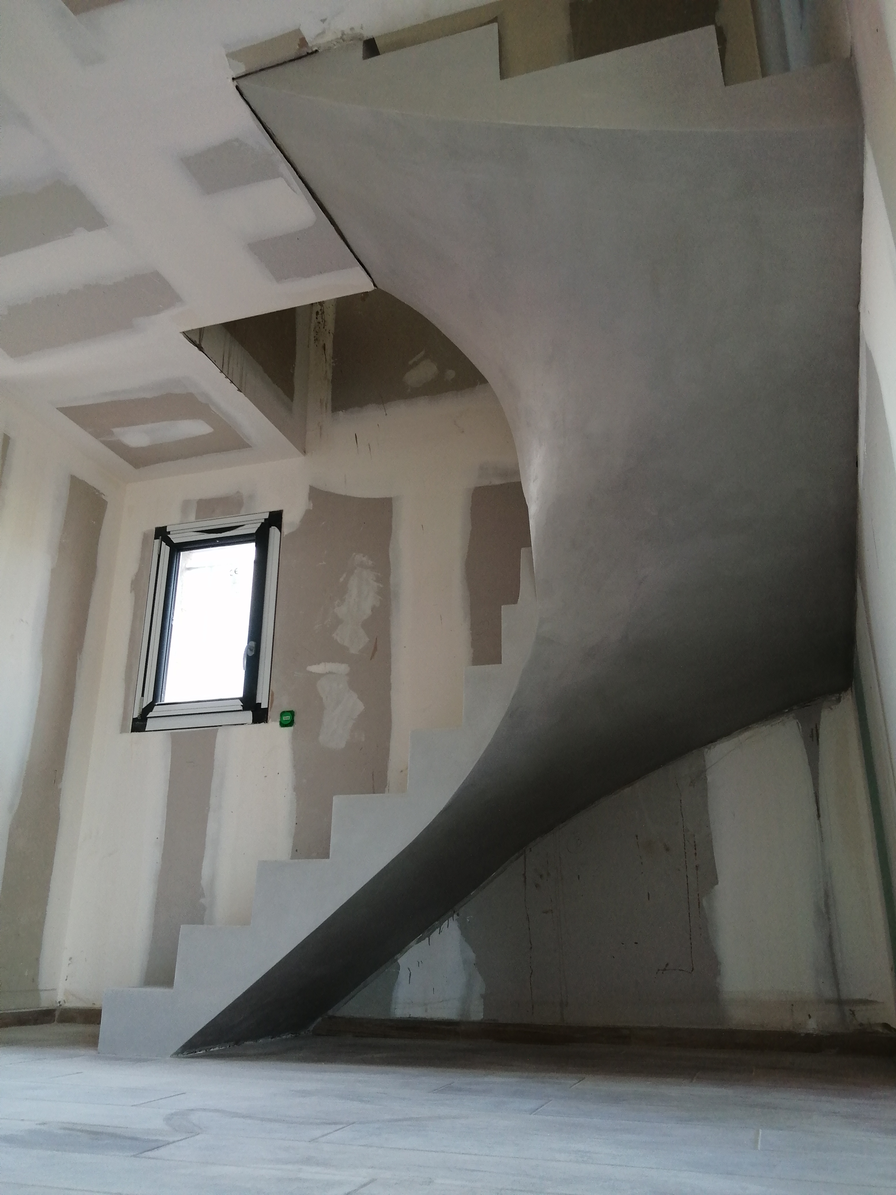 Habillage en béton ciré d'un escalier dans une maison en construction près de Montpellier