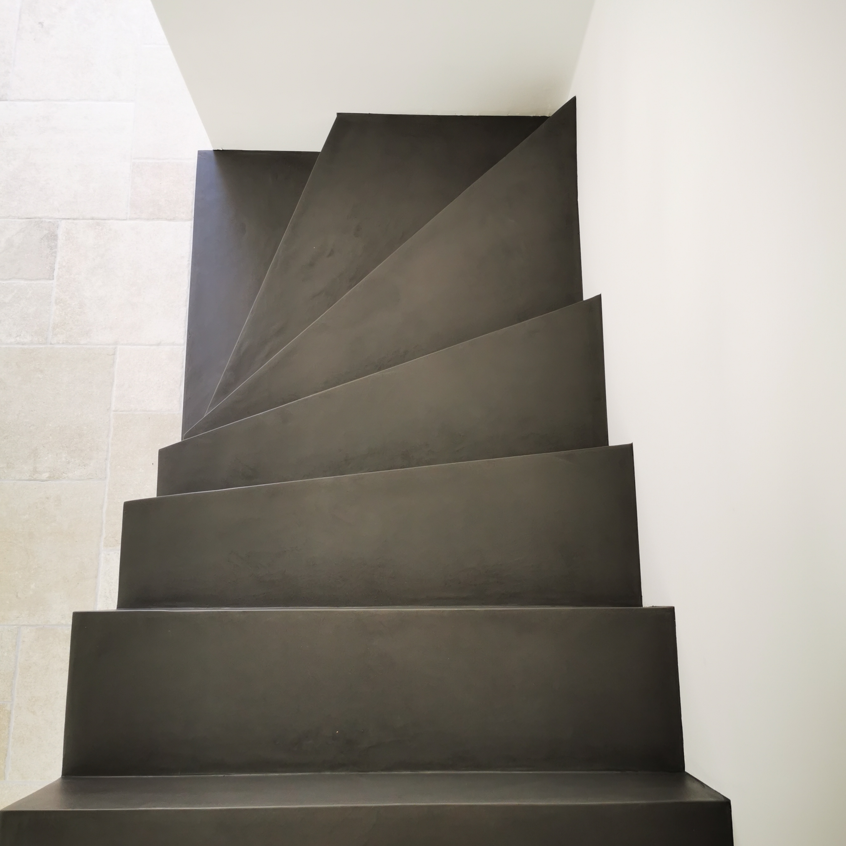 Réaliser un béton ciré sur un escalier en béton brut