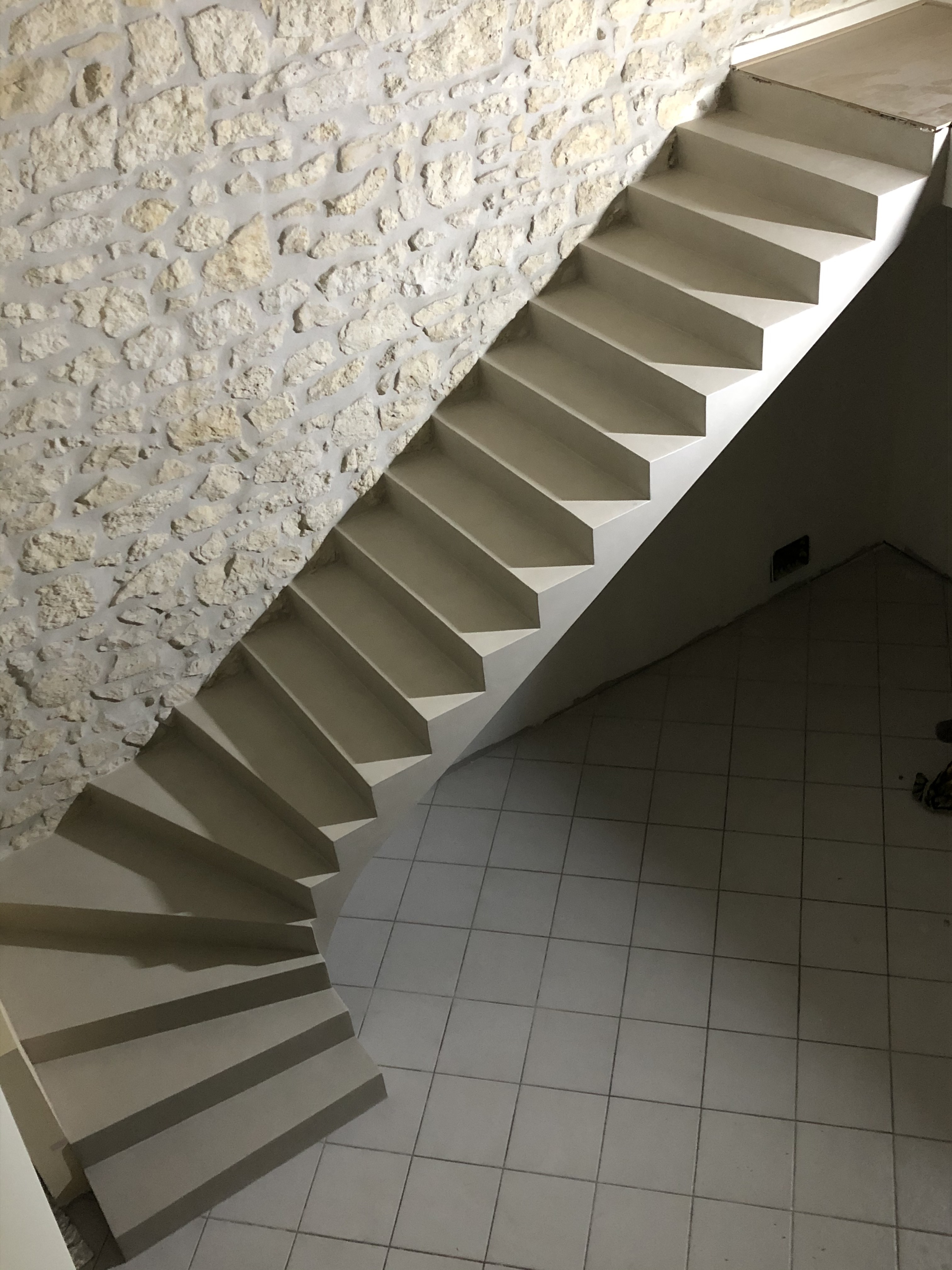 application d'un béton ciré sur un escalier béton un quart balancé près des Saintes