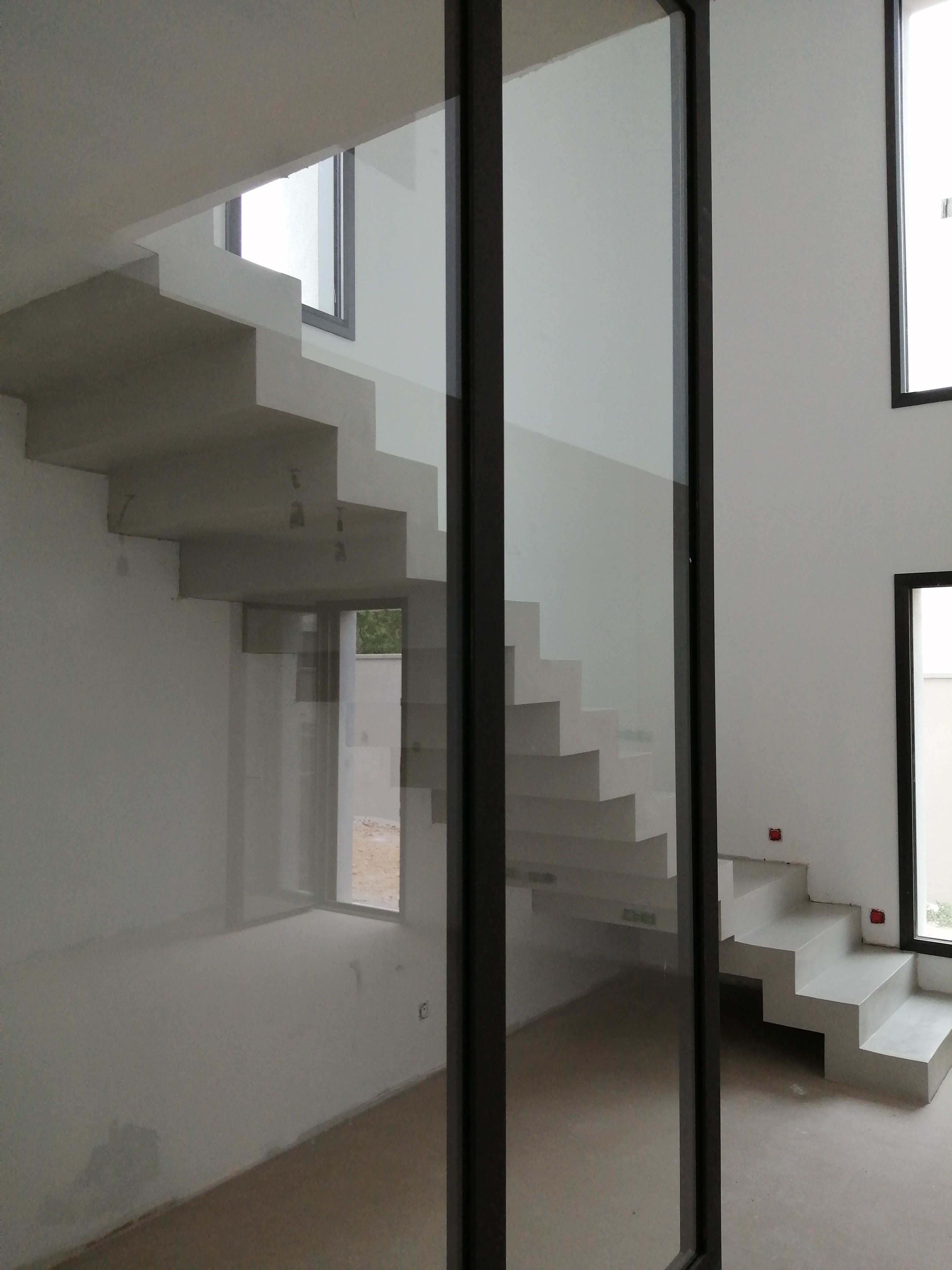 Beton cire couleur poivre blanc sur un escalier design