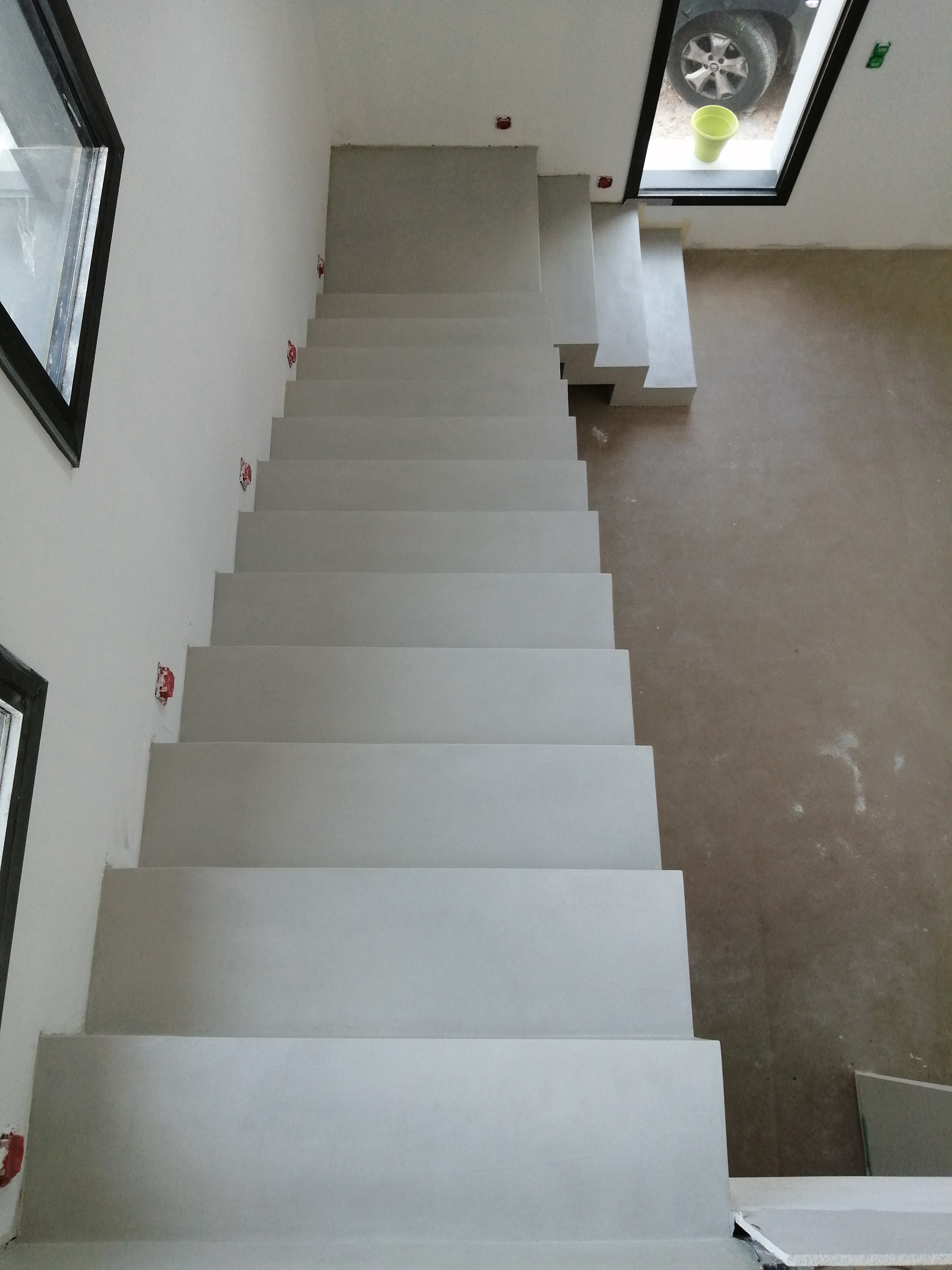 béton ciré d'un escalier à crémaillère couleur poivre blanc à Orange entre Valence et Avignon dans le Vaucluse pour un constructeur par la société Scal'in