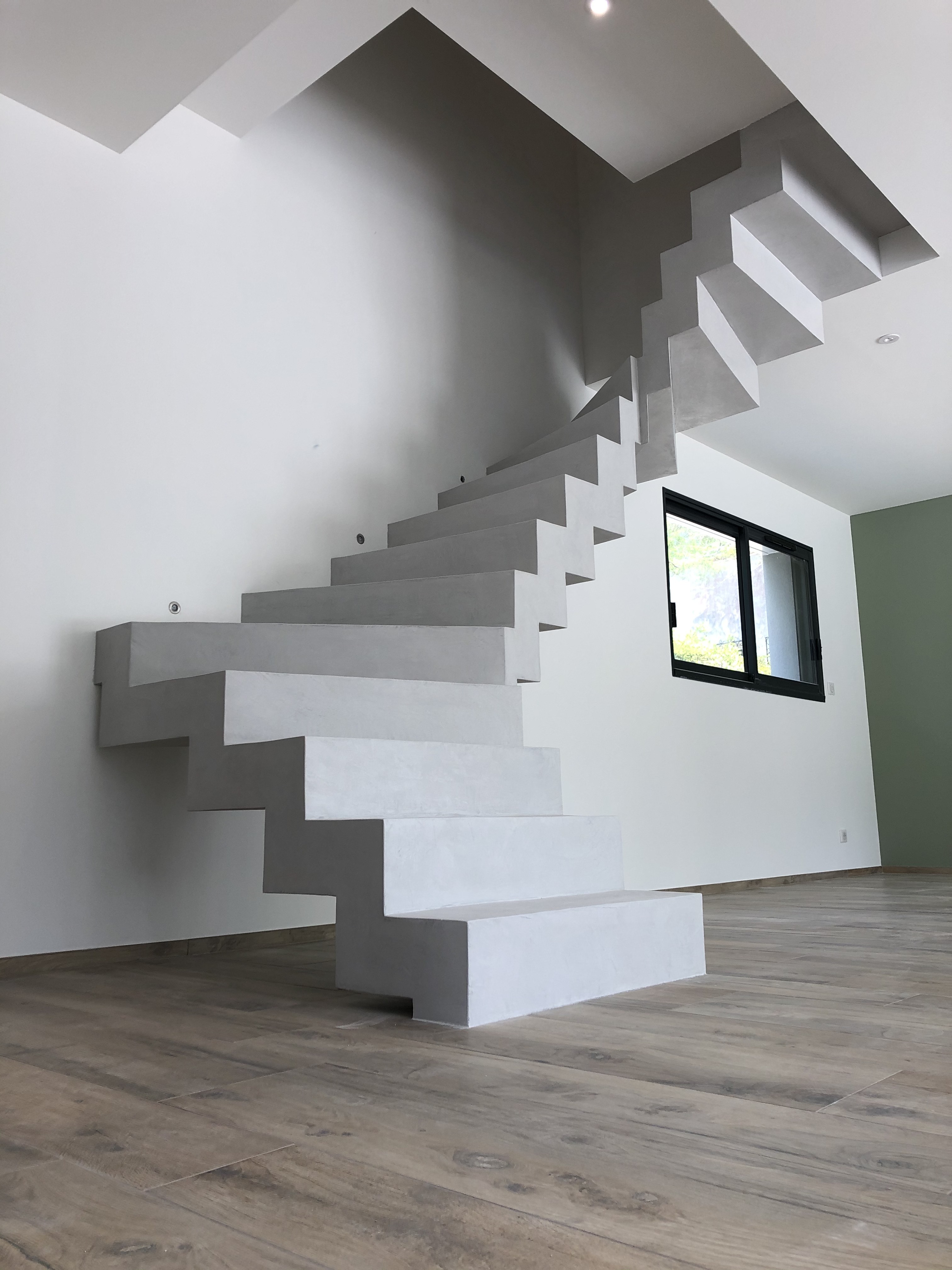 Béton ciré et design pour cet escalier