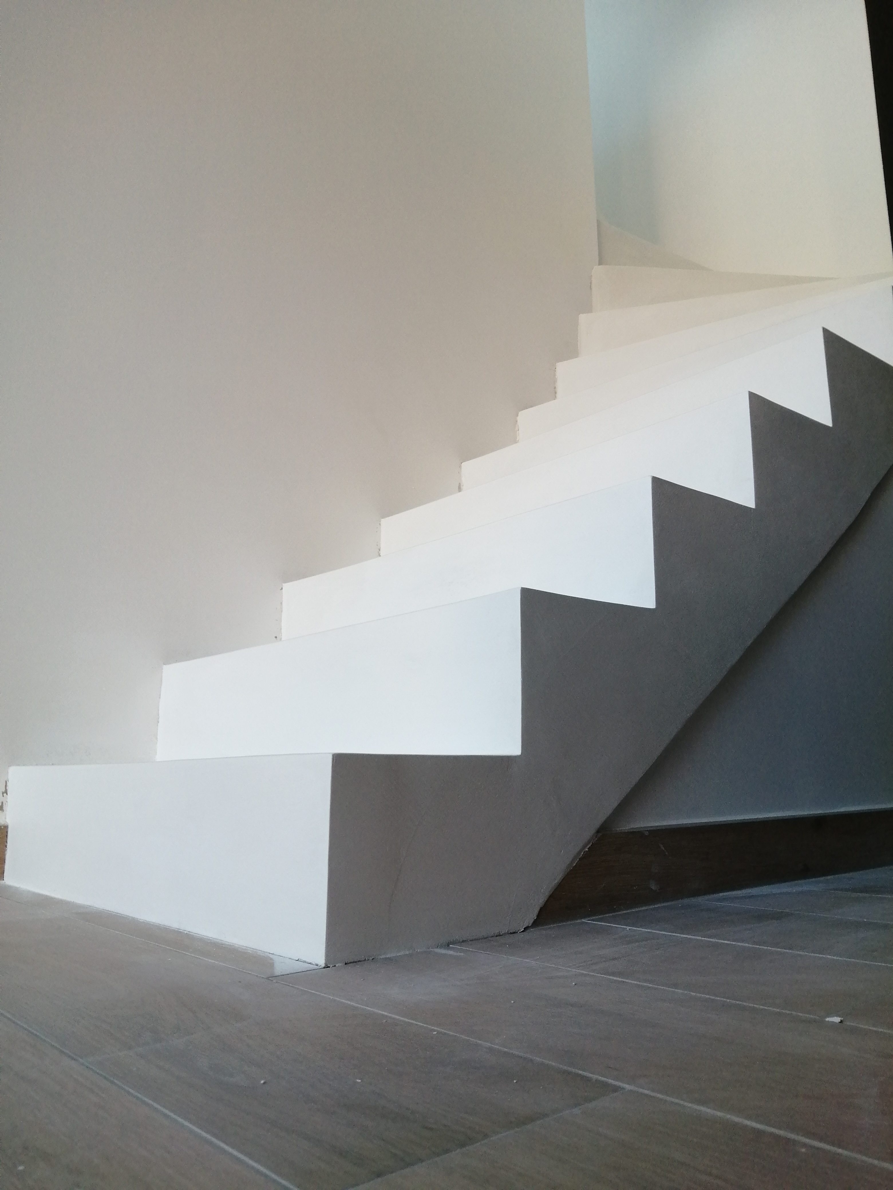 Départ d'un escalier en béton ciré blanc