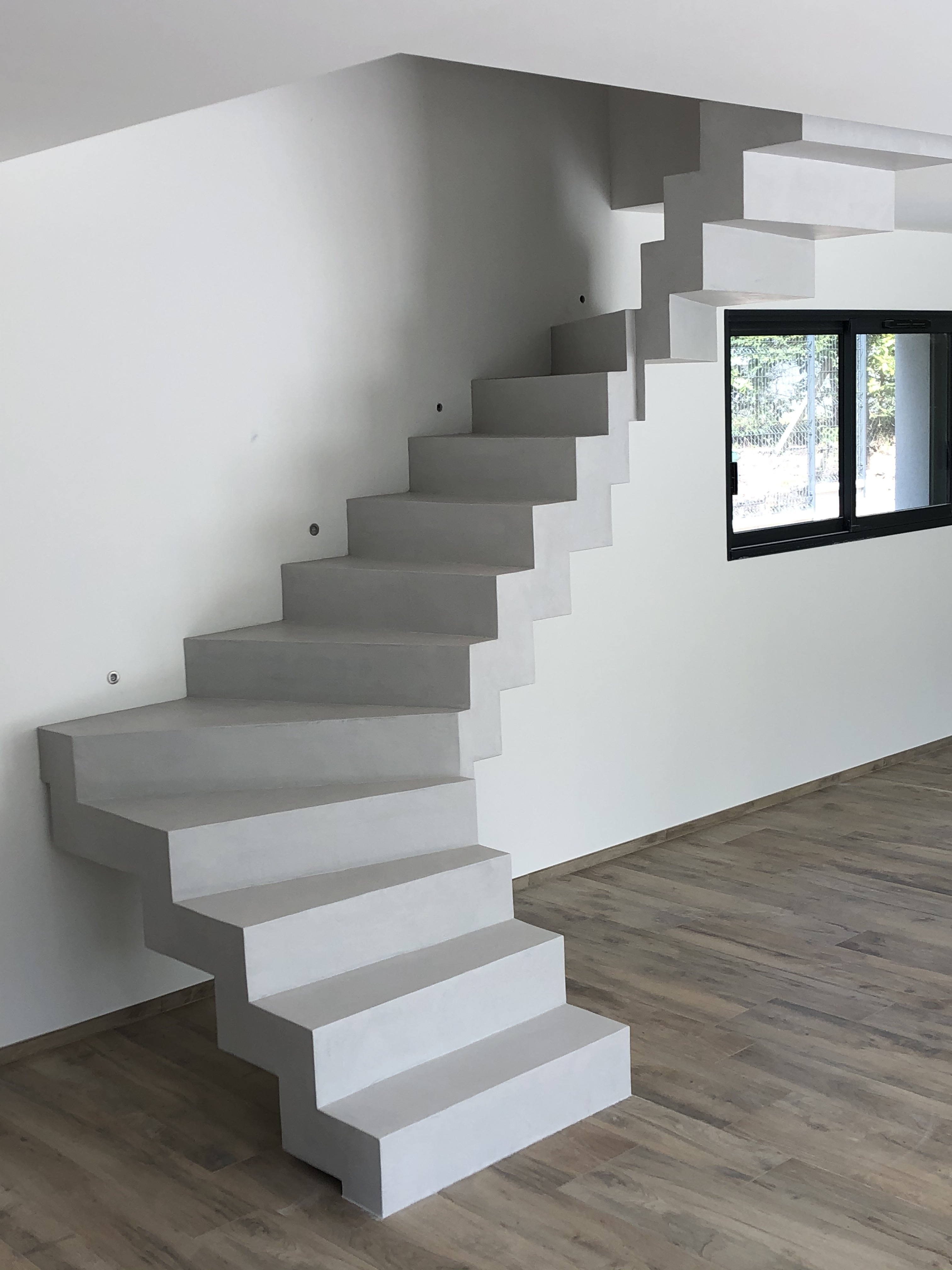 Escalier design dans une maison à ronce les bains