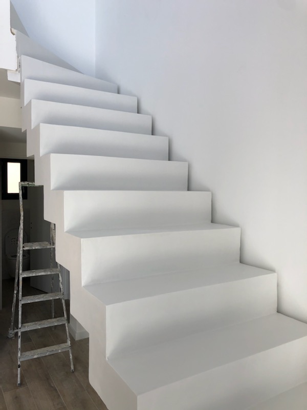 Béton mineral blanc sur un escalier béton contemporain