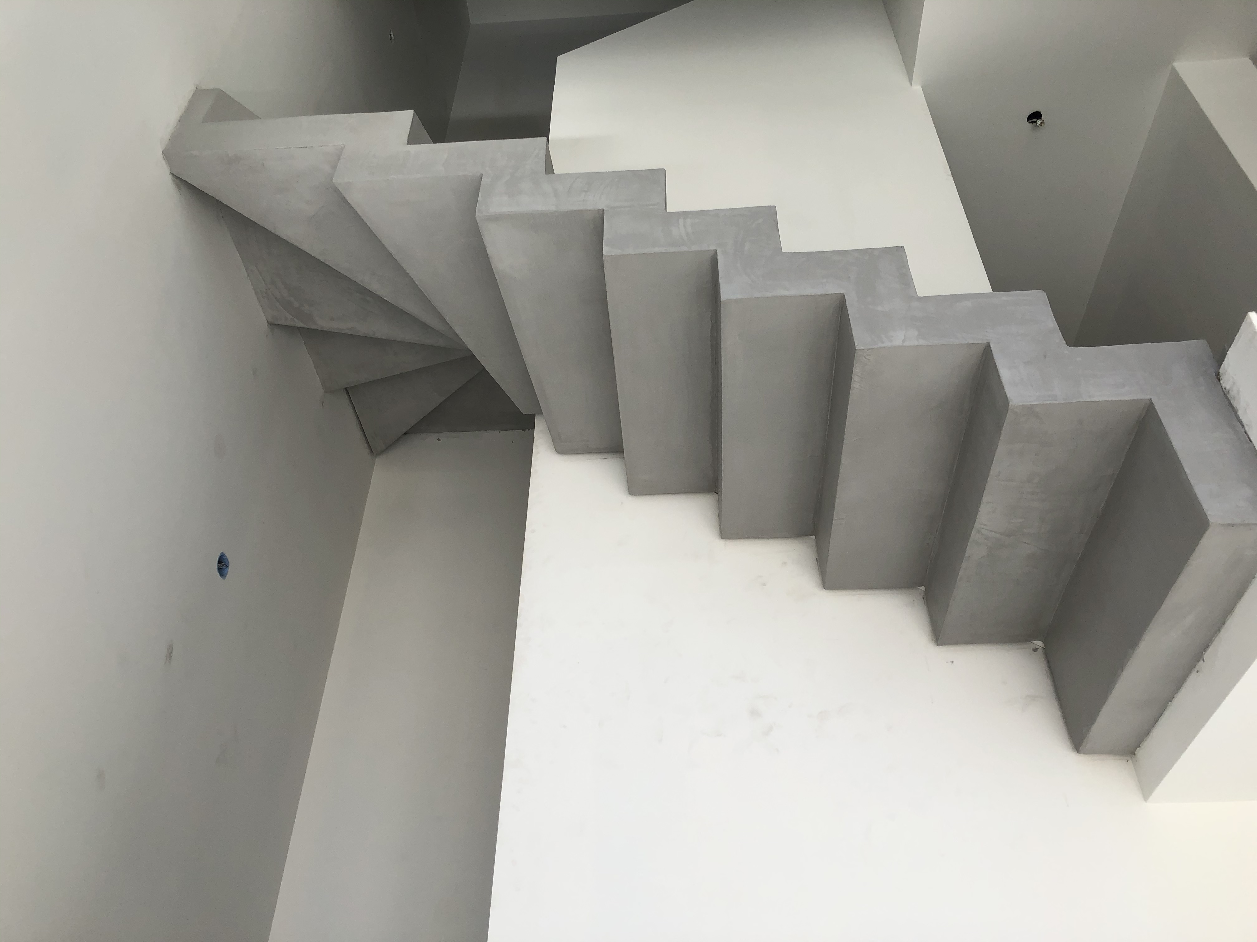Béton ciré d'un escalier design dans un salon