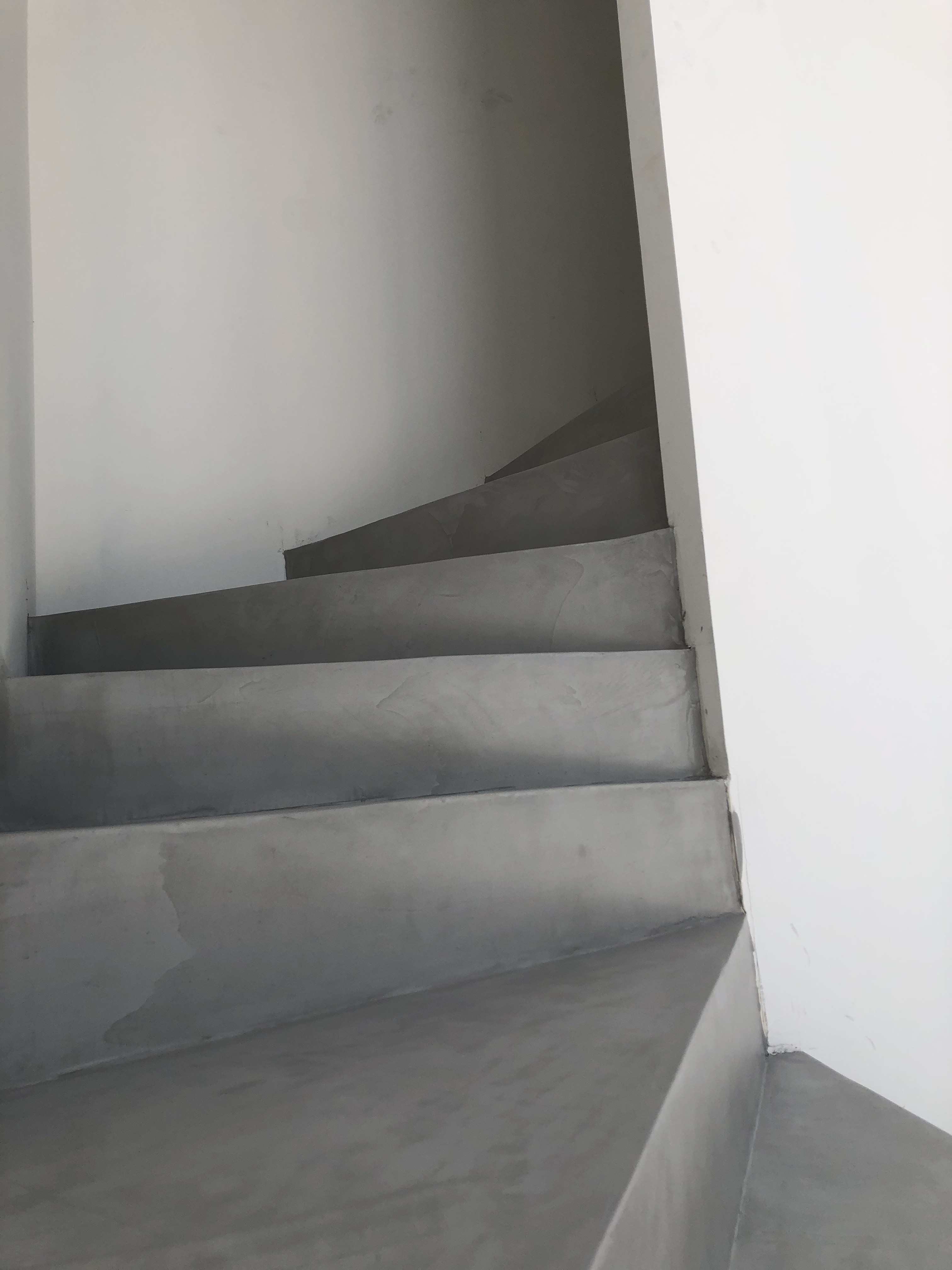 Béton ciré gris sur un escalier à Rennes