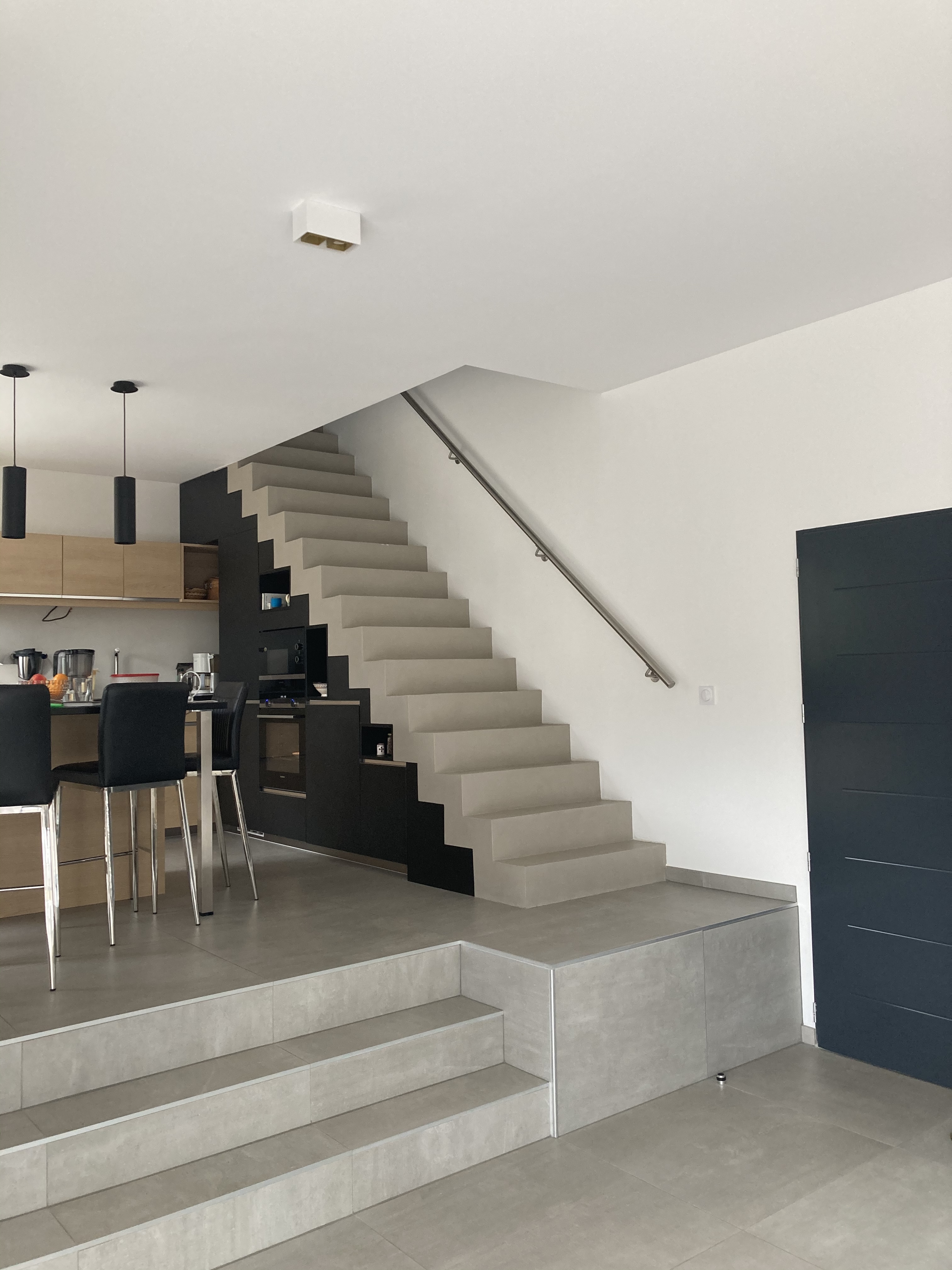 Béton ciré sur un escalier dans une cuisine moderne et design