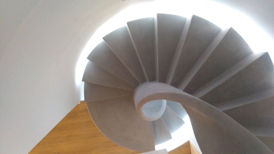 Escalier béton hélicoïdal avec bandeau lumineux