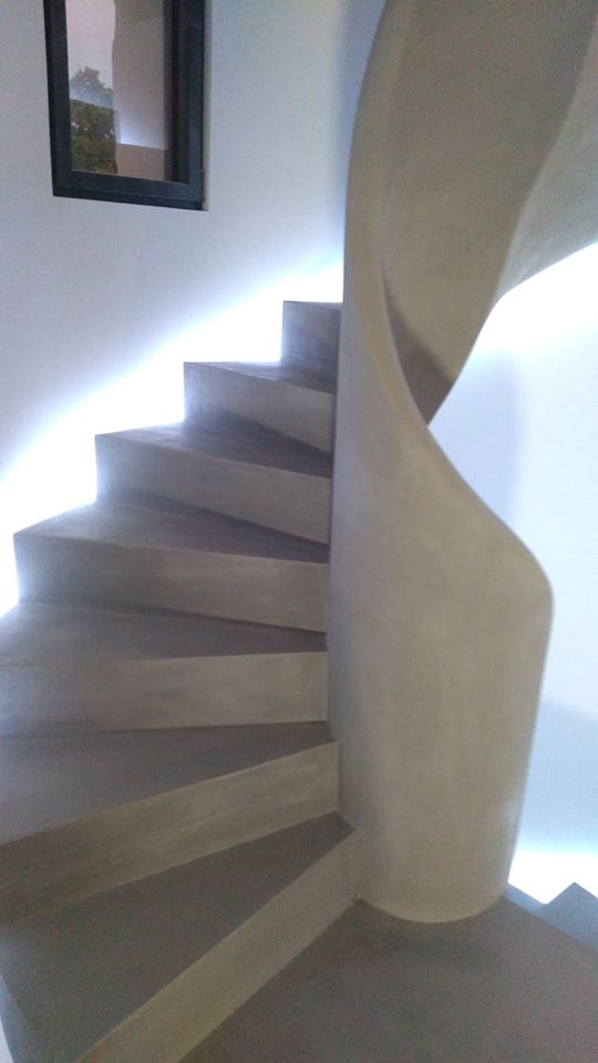 Escalier en colimaçon décoré en béton ciré gris
