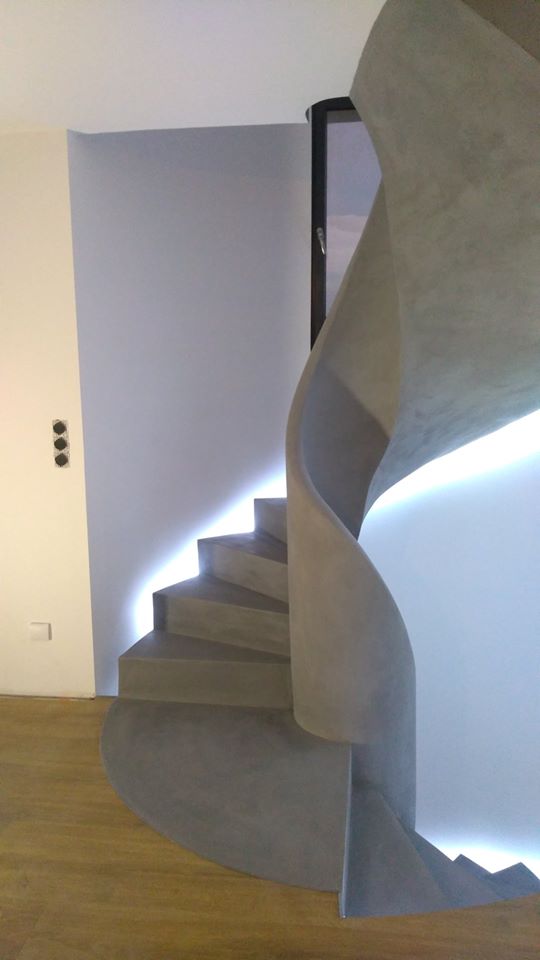Escalier Scal'in hélicoïdal avec palier intermédiaire en béton ciré