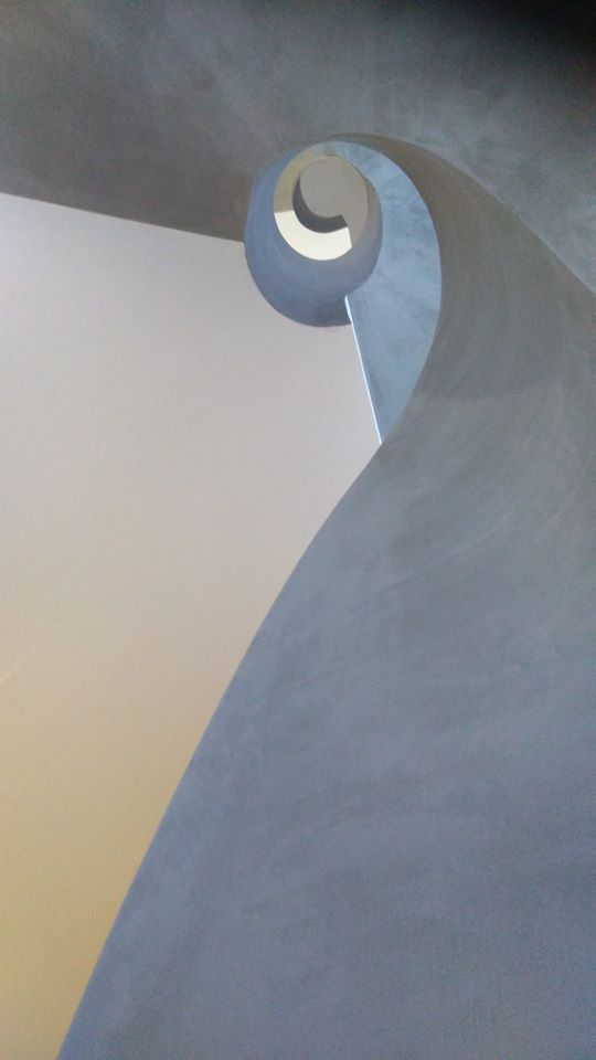Lumière d'un escalier en colimaçon en béton