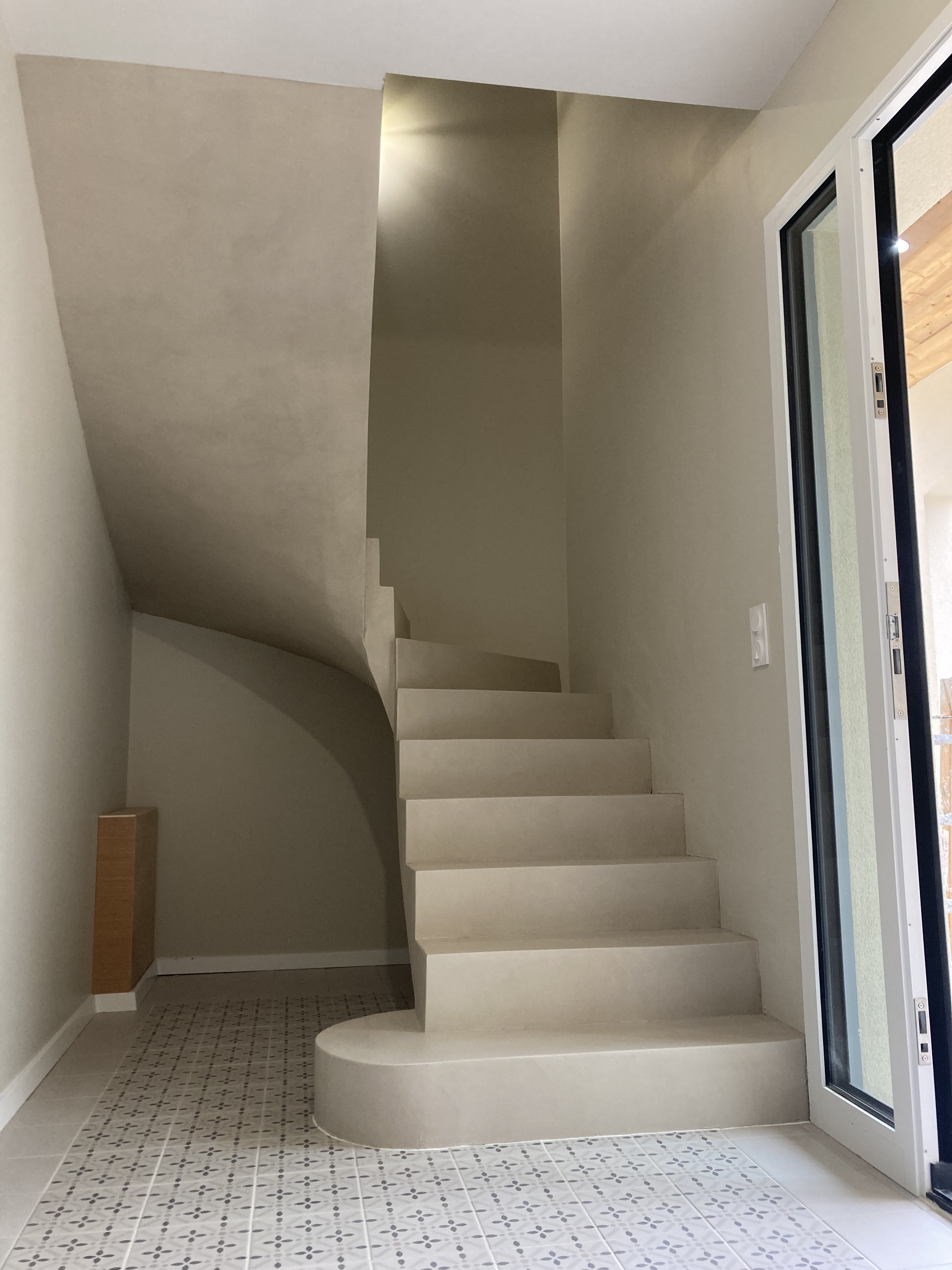 magnifique application d'un béton ciré beige sur un escalier béton dans l'entrée d'une maison individuelle près d'Arcachon