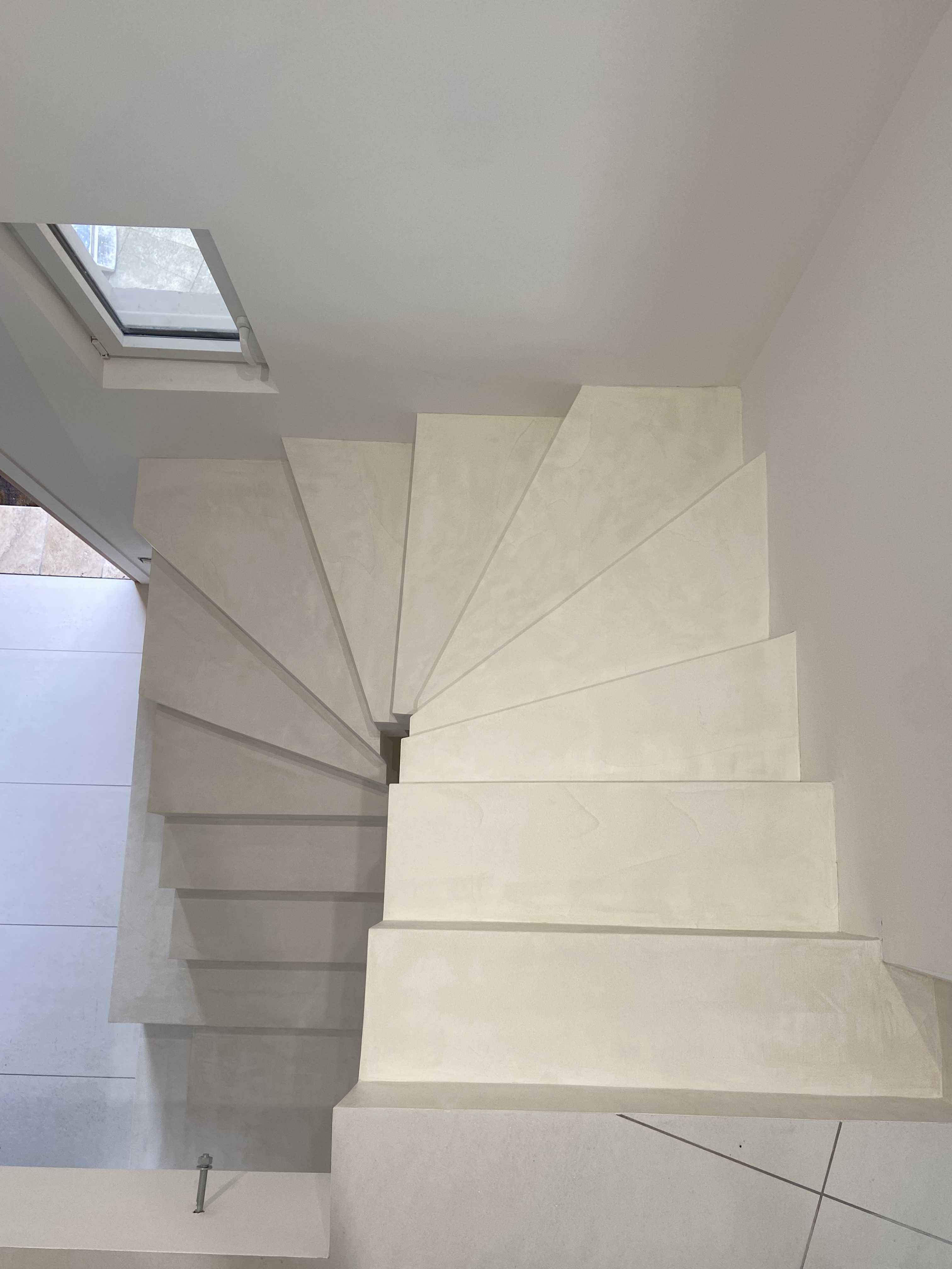 vue de dessus d'un escalier recouvert d'un béton ciré pour une architecte près de Marseille