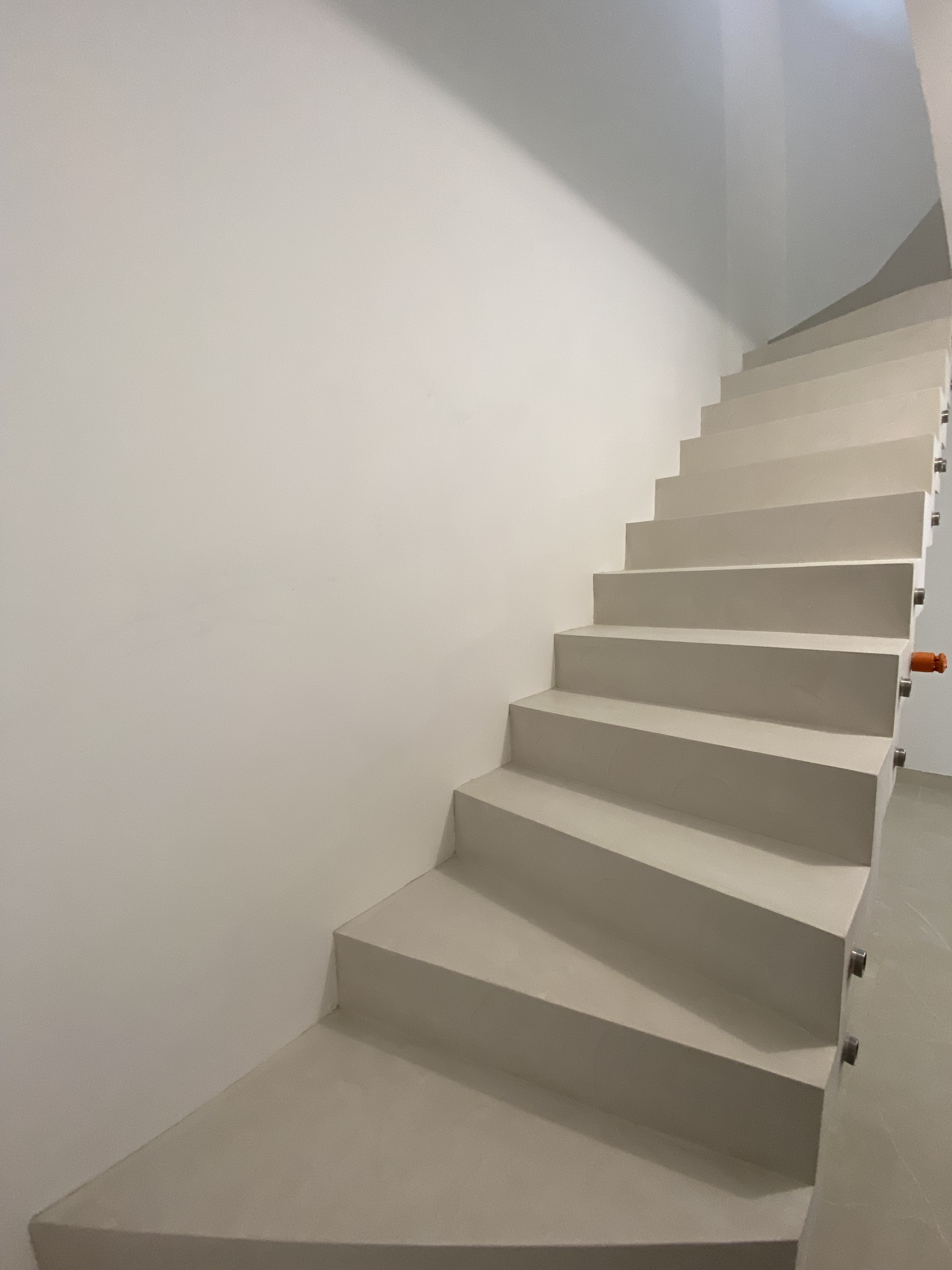 Vue de face d'un escalier avec palier de départ, pour un particulier, dans une maison individuelle à Calais.
