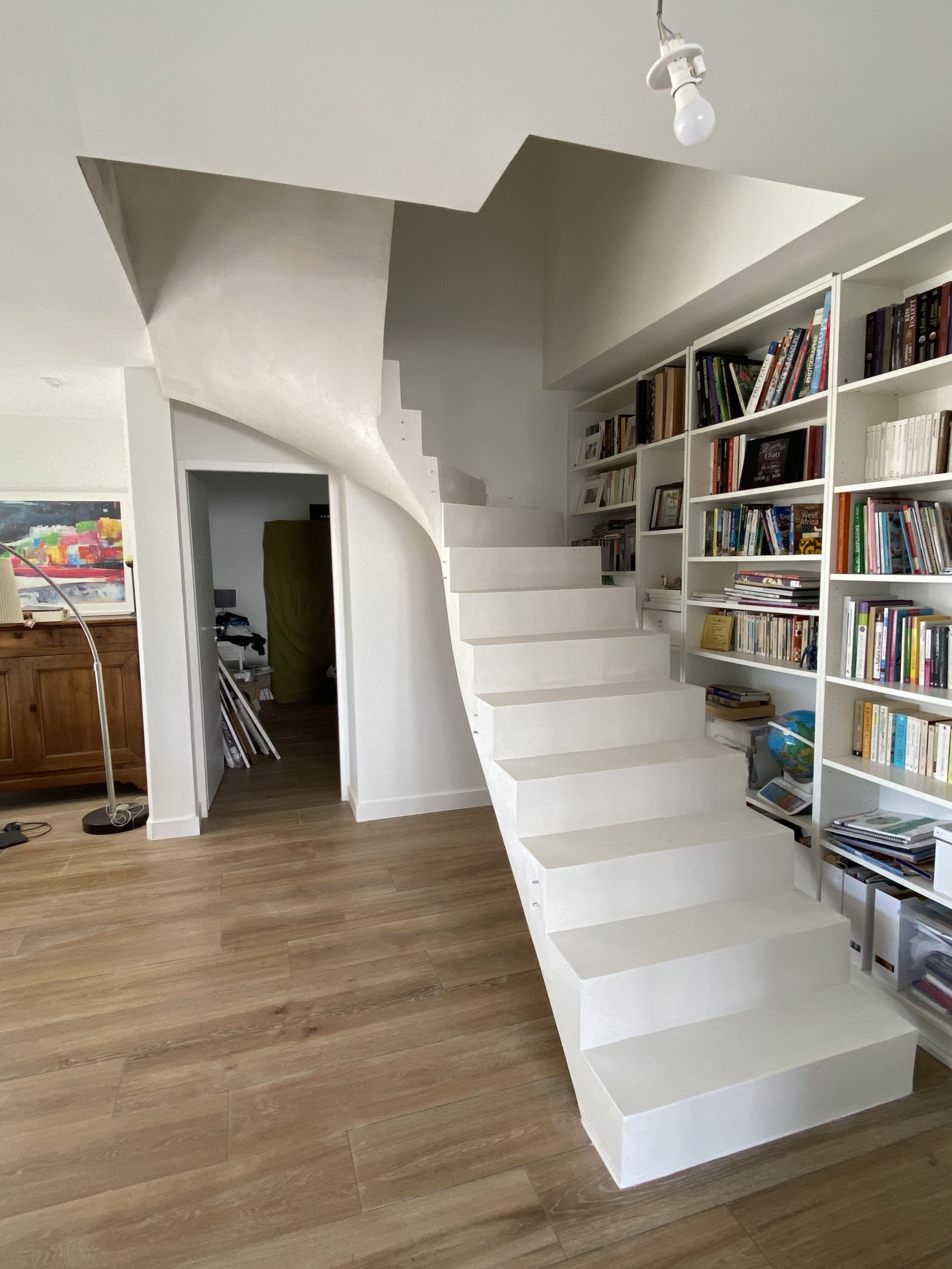 Escalier à paillasse intérieur d une maison individuelle couleur