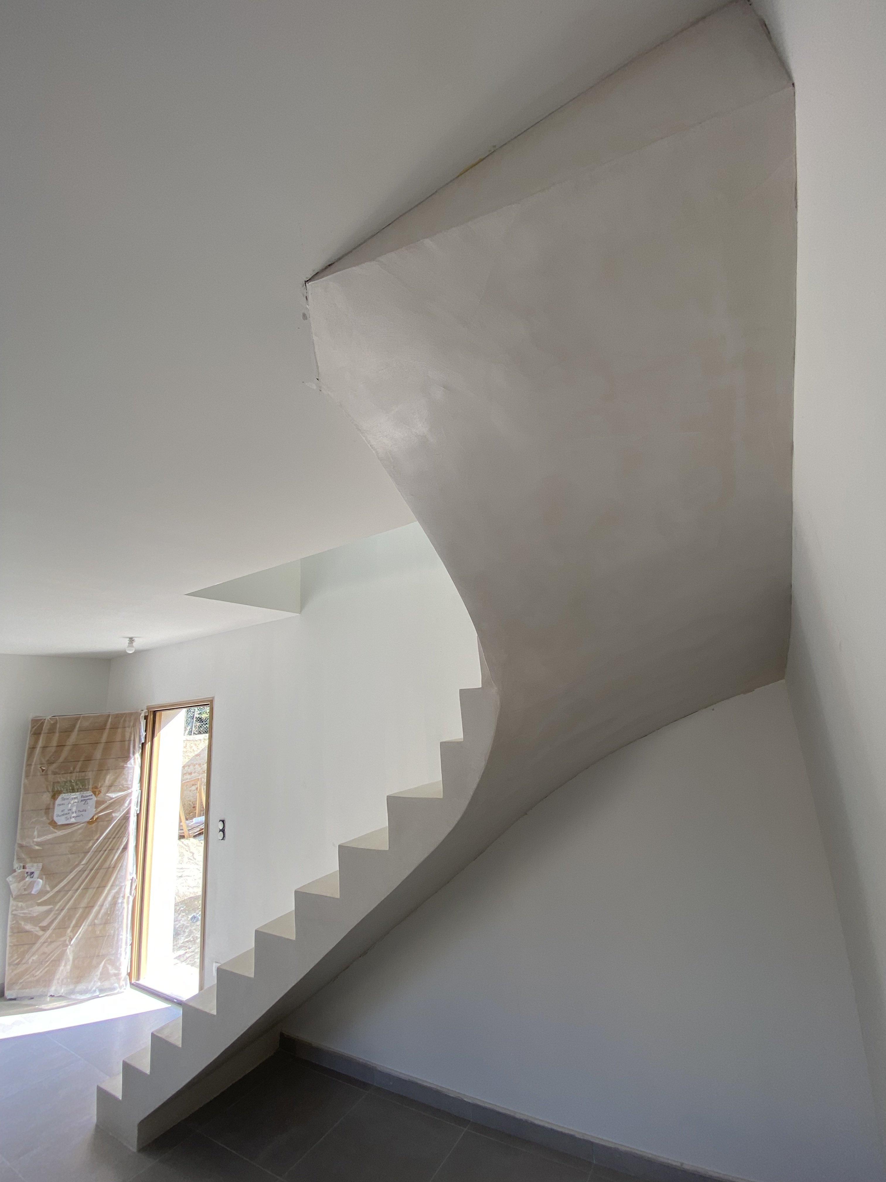 Stylé, raffiné, et contemporain, l'escalier en béton lissé est l'élément à ne pas rater dans la décoration de votre intérieur.