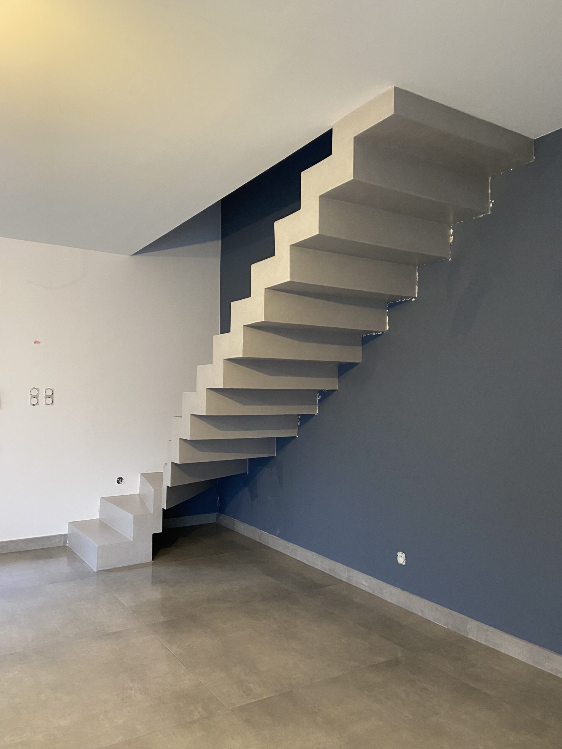 Escalier Cr Maill Re Int Rieur D Une Maison Individuelle En B Ton Cir Vernis Mat Scal In