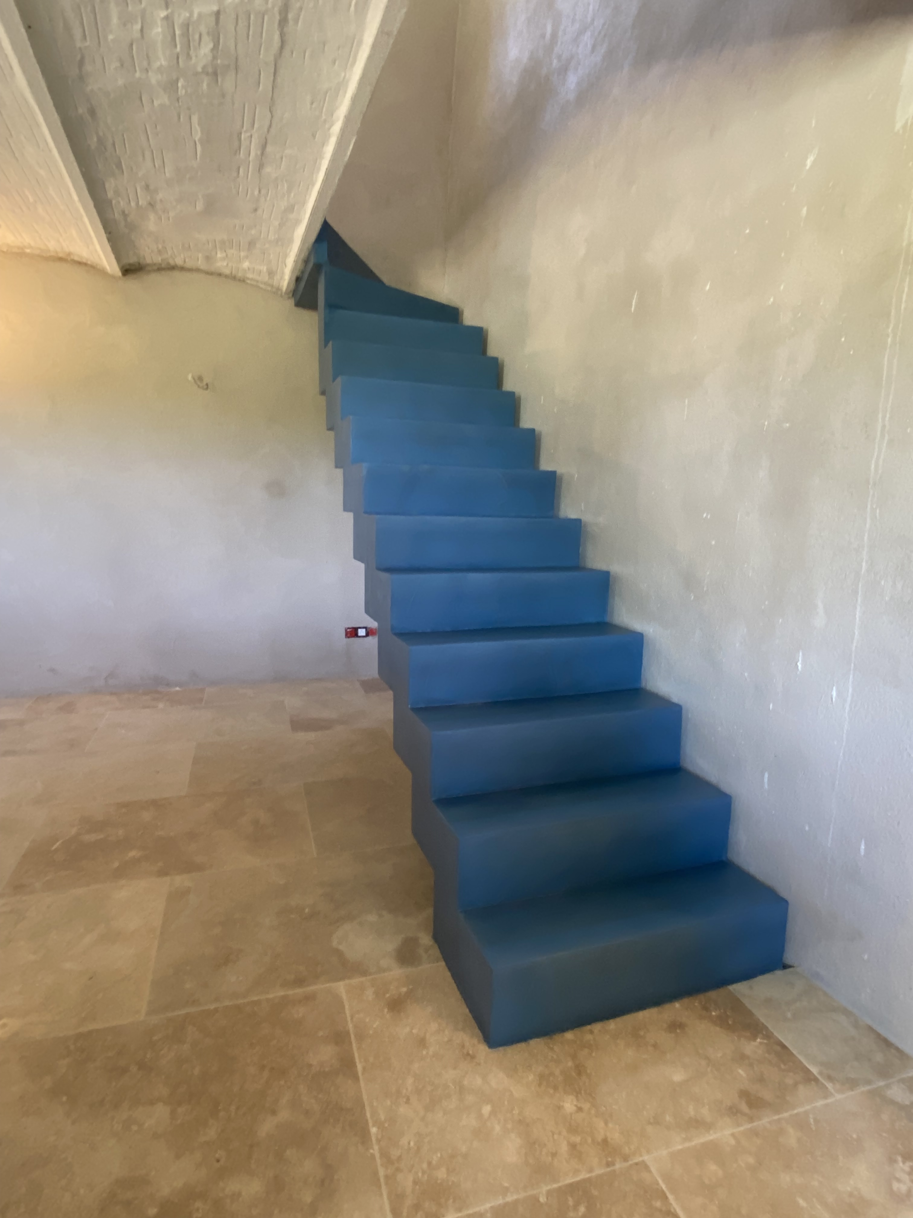 Escalier droit à crémaillère dans un chantier en rénovation à Evenos à proximité de Toulon dans le département du Var.