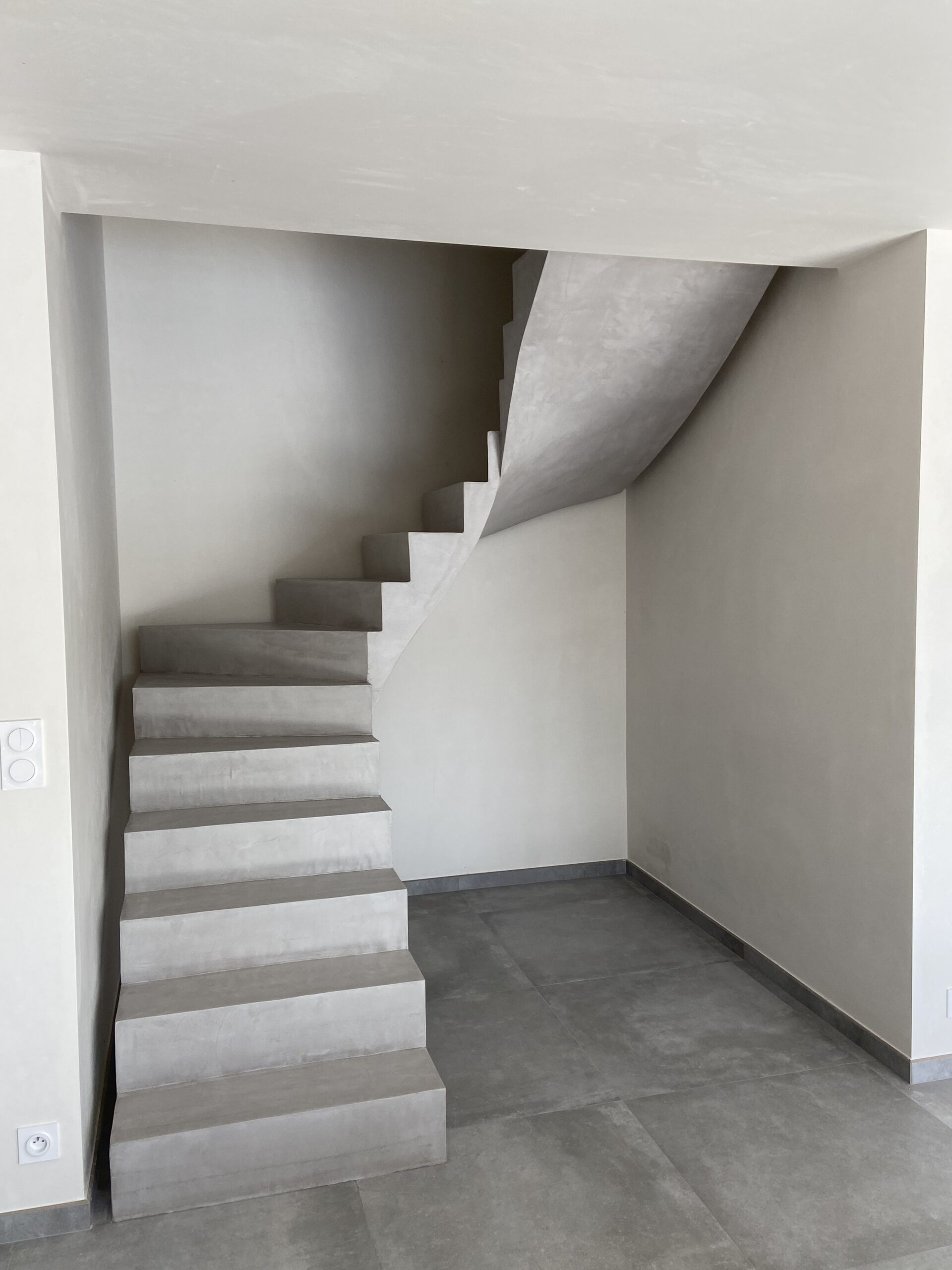 Escalier intérieur d une maison individuelle en béton ciré vernis mat Scal in Béton ciré