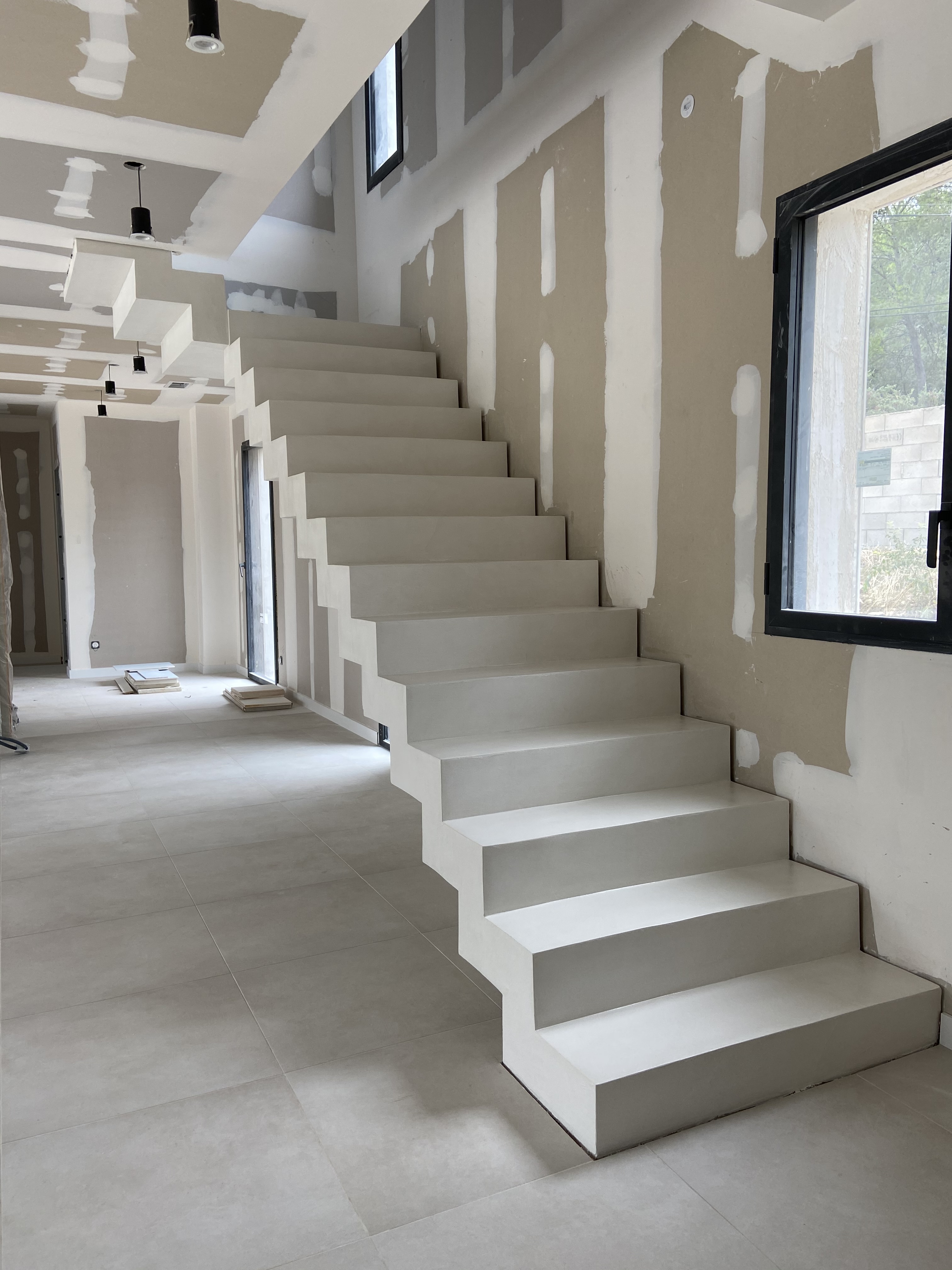 Escalier à crémaillère en béton ciré, teinte terracotta, pour un particulier, dans le département du Vaucluse. Large choix de couleurs et de finitions.