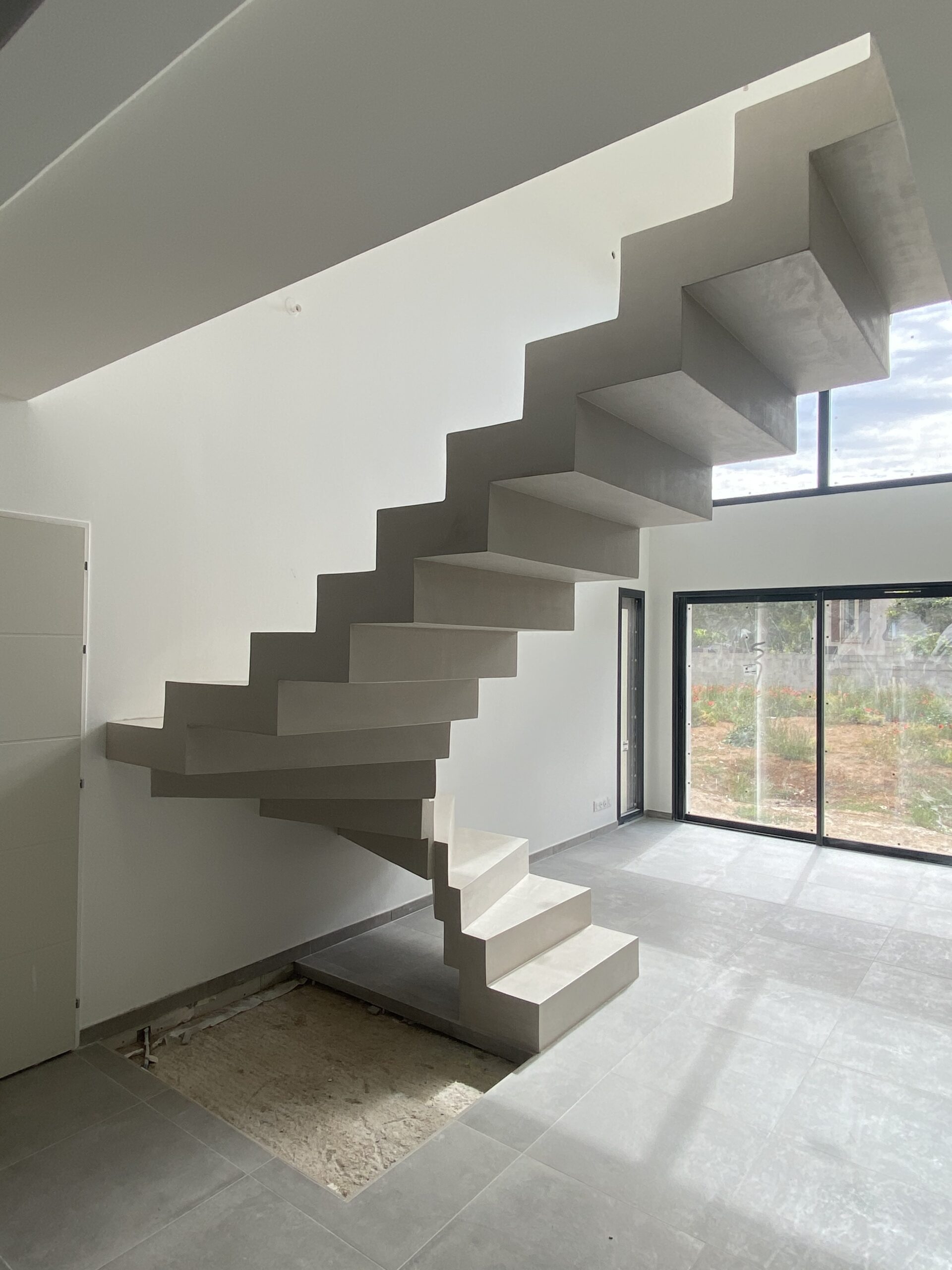 Escalier à crémaillère intérieur d une maison individuelle en béton ciré vernis mat Scal in