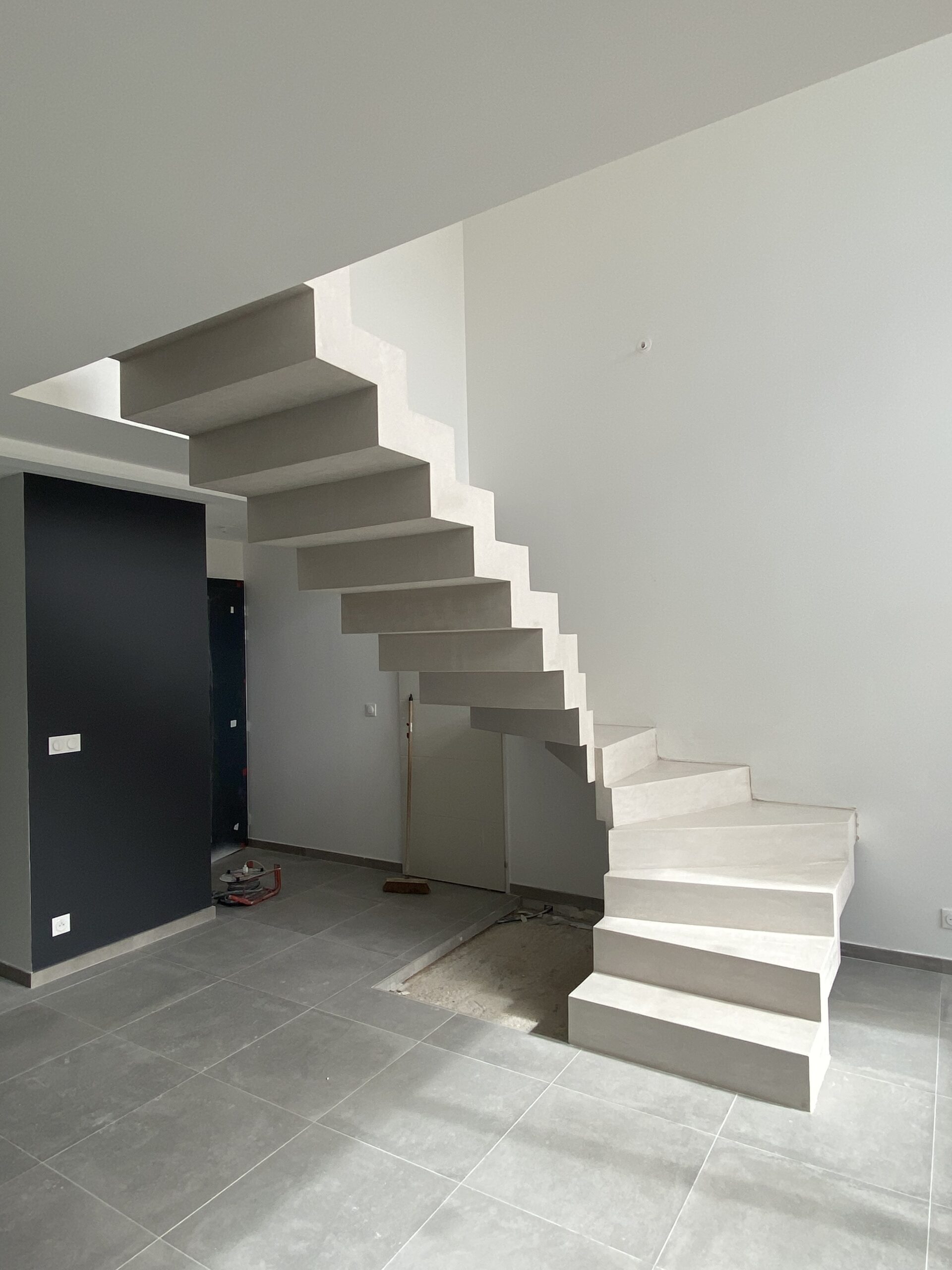 Escalier Cr Maill Re Int Rieur D Une Maison Individuelle En B Ton Cir Vernis Mat Scal In