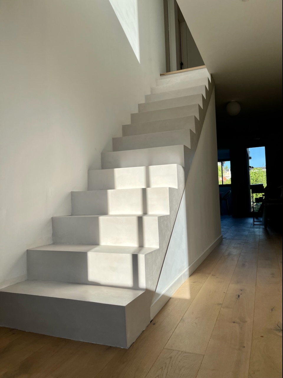 L'escalier en micron béton est un choix esthétique et fonctionnel pour les propriétaires qui cherchent à ajouter une touche moderne et minimaliste à leur intérieur.