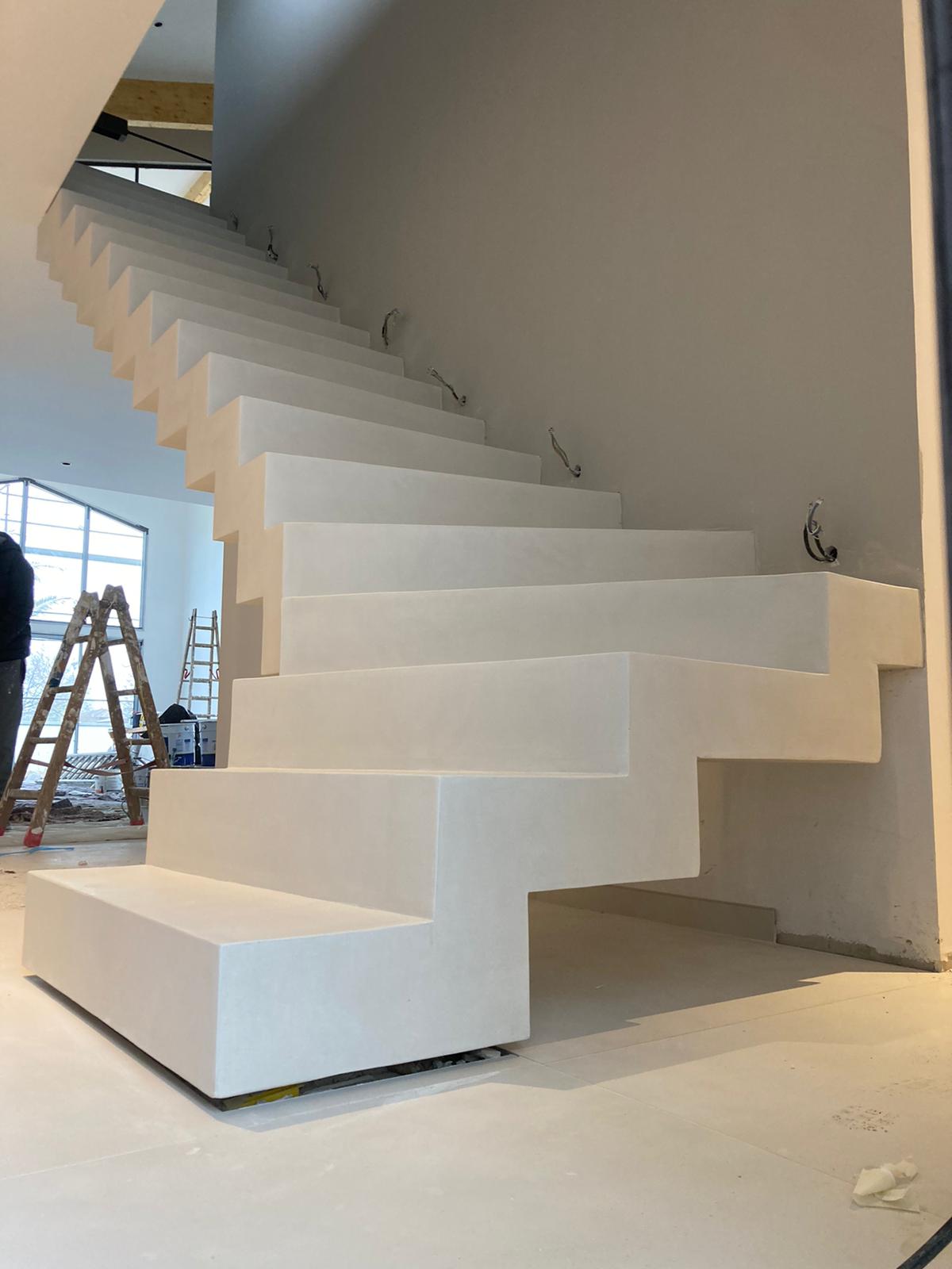 Incroyable escalier en béton ciré, de style 