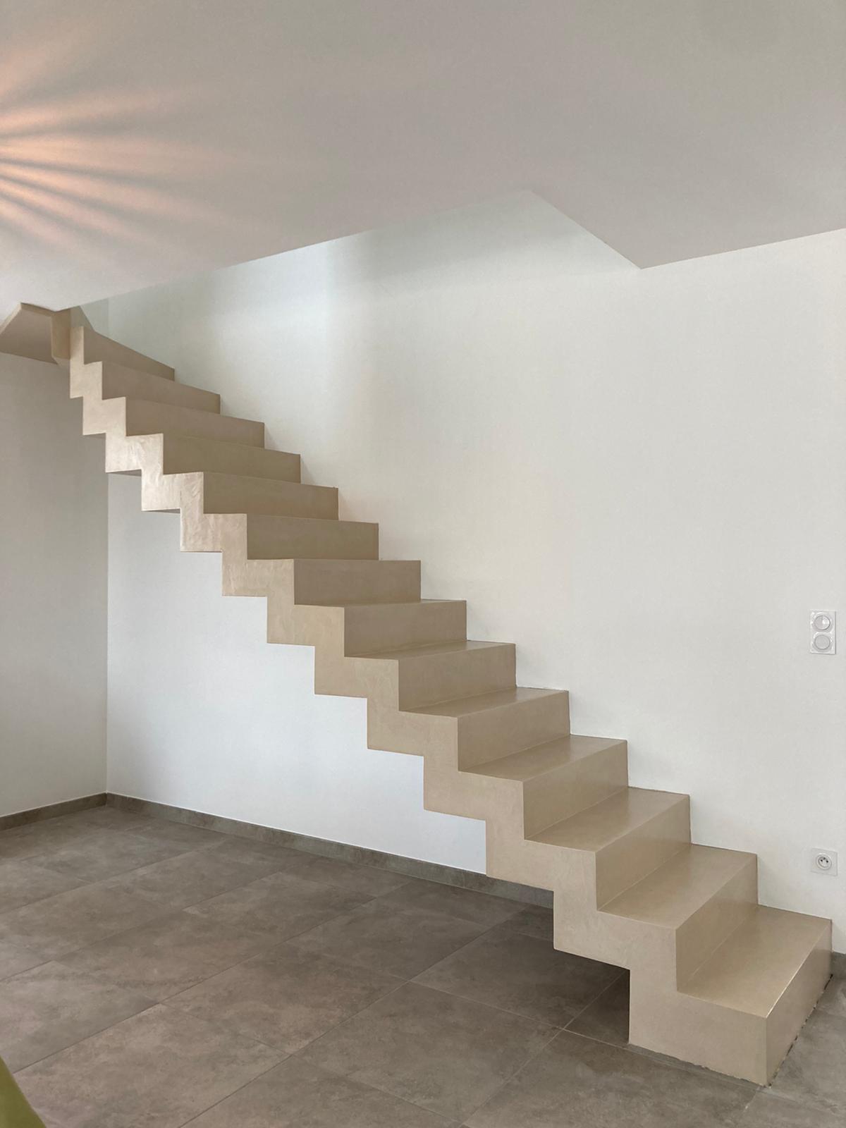 L'escalier à crémaillère droit en béton ciré peut être personnalisé en choisissant la couleur et la texture du béton ciré, ce qui permet de l'adapter à différents styles d'intérieur.