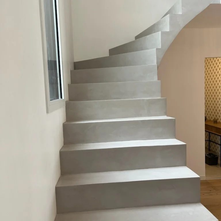 Un escalier en béton ciré de couleur 