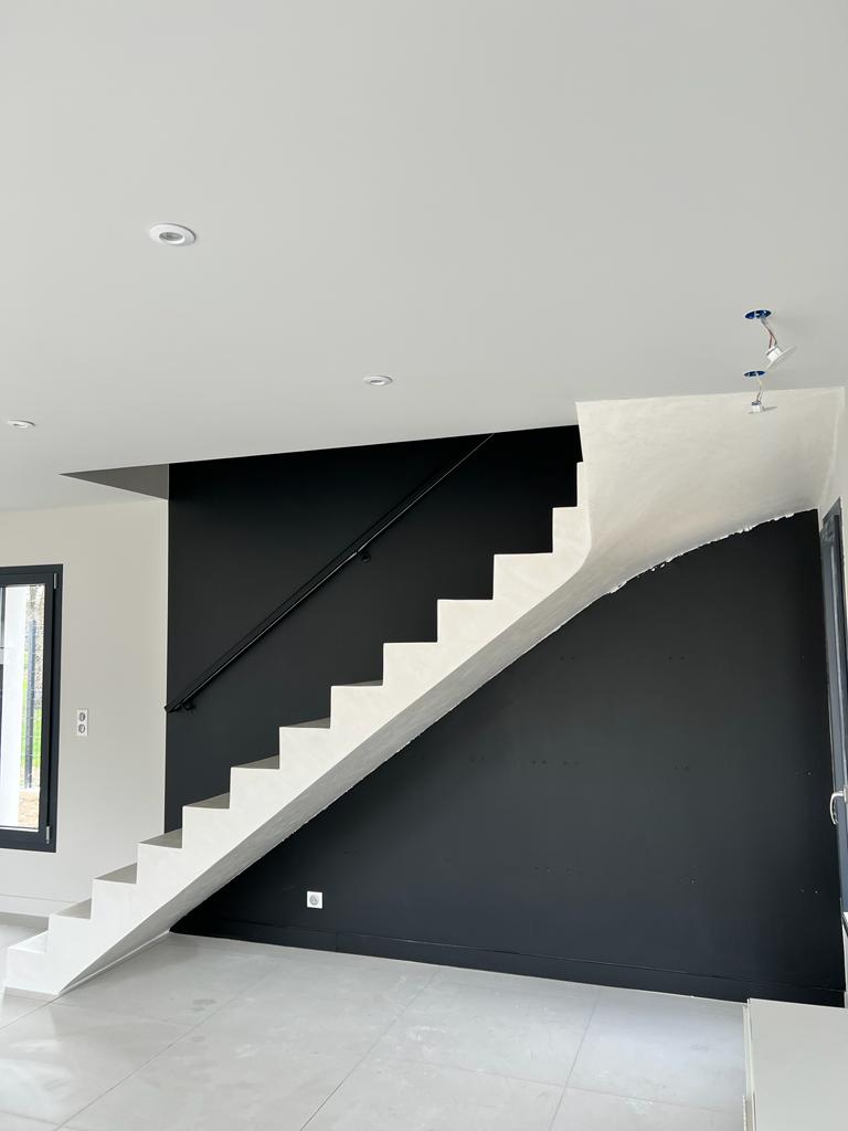 Revêtement décoratif d'exception appliqué sur un escalier innovant d'une maison située dans le département des Pyrénées-Atlantiques.
