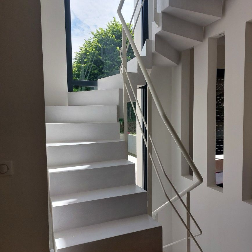 escalier à crémaillère d'une maison individuelle en béton ciré à Bouliac à côté de Bordeaux pour un particulier .