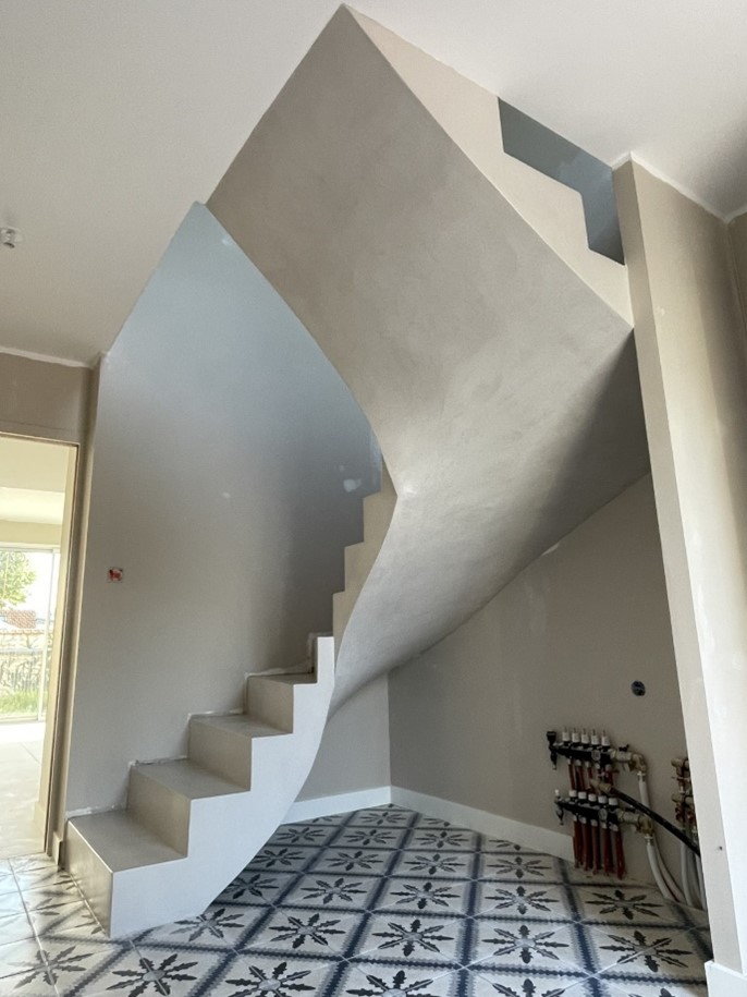 escalier à paillasse en béton ciré à Surgères pour un particulier par notre spécialiste en béton ciré