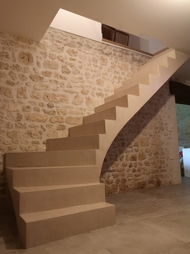 Béton ciré appliqué sur un escalier à paillasse, à Saujon en Nouvelle-Aquitaine.