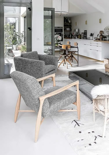 Intérieur en béton ciré avec un salon et une cuisine